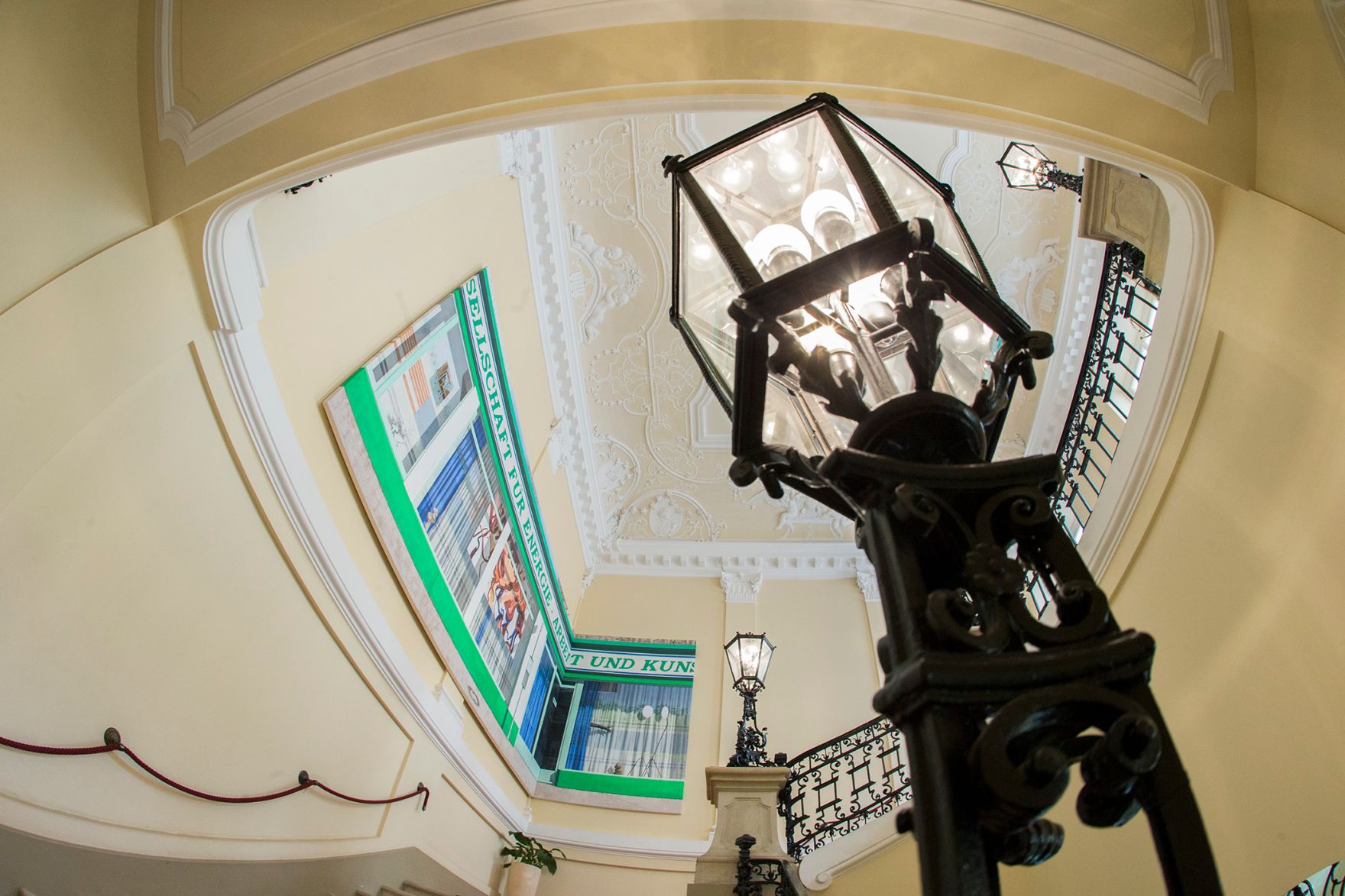 Das Werk &quot;GEAK&quot; von Maja Vukoje ausgestellt auf der Feststiege im Bundeskanzleramt im Jahr 2013.