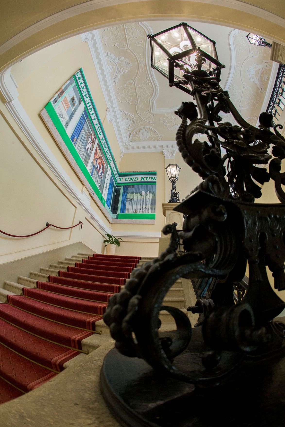 Das Werk &quot;GEAK&quot; von Maja Vukoje ausgestellt auf der Feststiege im Bundeskanzleramt im Jahr 2013.