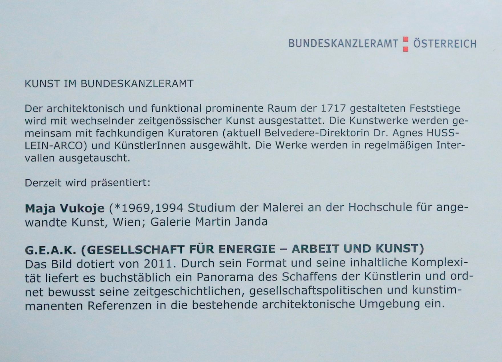 Infotafel zu dem Werk &quot;GEAK&quot; von Maja Vukoje ausgestellt auf der Feststiege im Bundeskanzleramt im Jahr 2013.