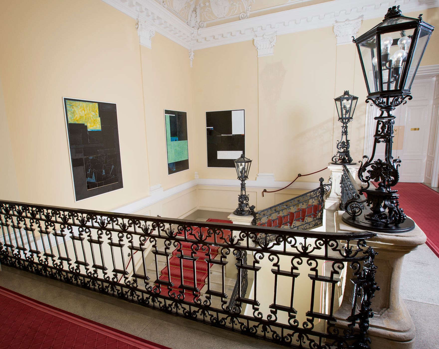 Die Werke &quot;Untitled (Hold) 26, 28 und 29&quot; von Florian Schmidt ausgestellt auf der Feststiege im Bundeskanzleramt im Jahr 2014.