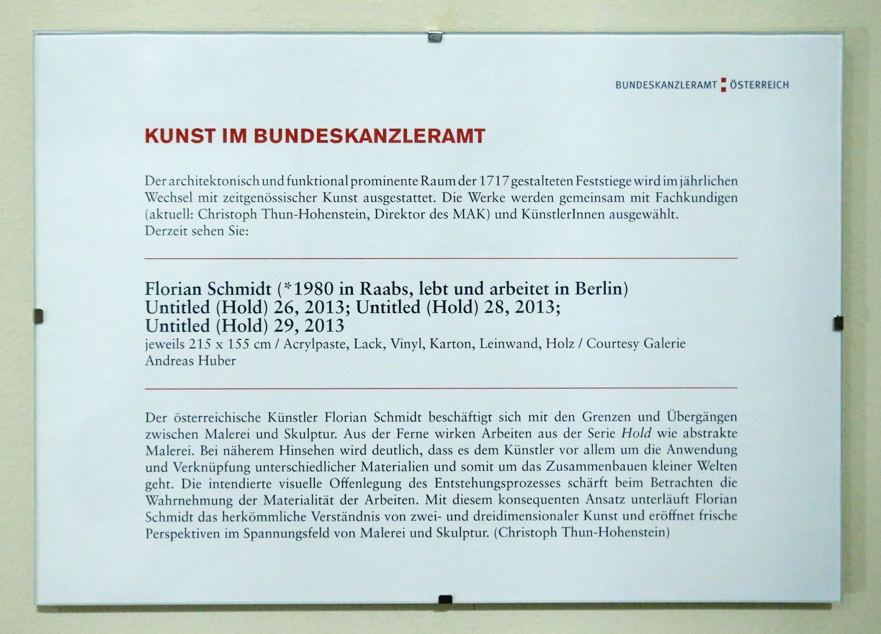 Infotafel zu den Werken &quot;Untitled (Hold) 26, 28 und 29&quot; von Florian Schmidt ausgestellt auf der Feststiege im Bundeskanzleramt im Jahr 2014.