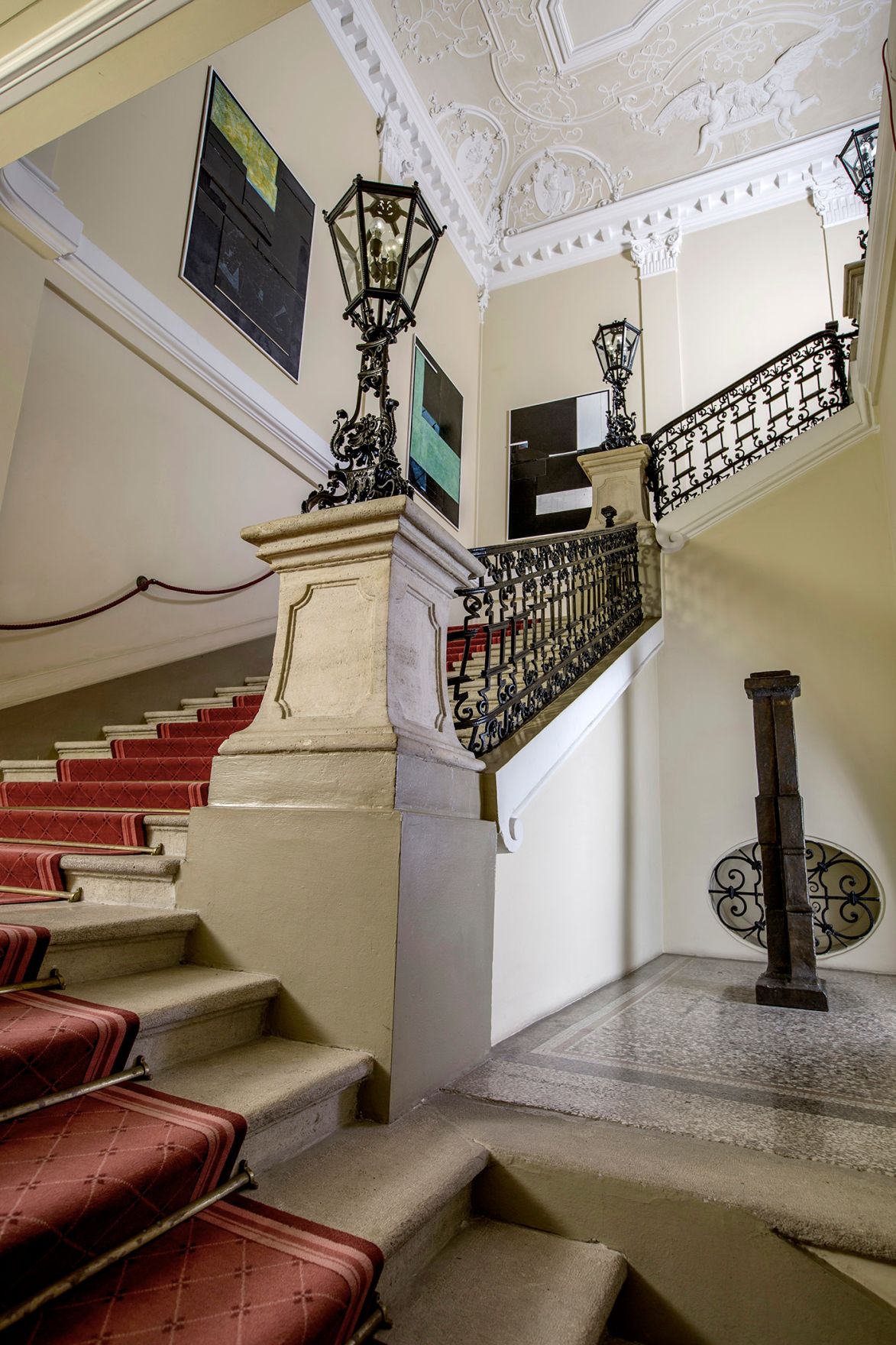 Die Werke &quot;Untitled (Hold) 26, 28 und 29&quot; von Florian Schmidt ausgestellt auf der Feststiege im Bundeskanzleramt im Jahr 2014.