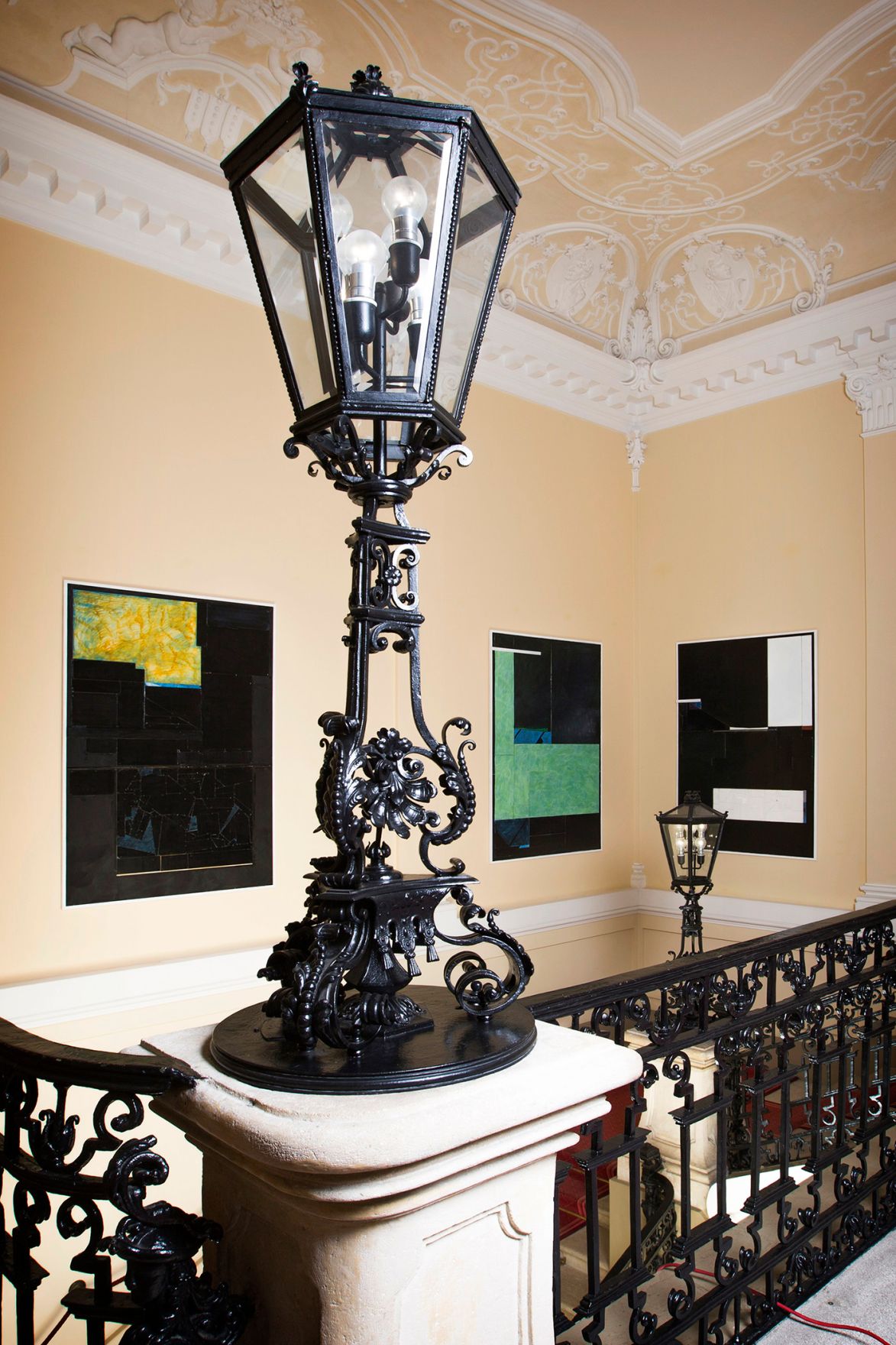 Die Werke &quot;Untitled (Hold) 26, 28 und 29&quot; von Florian Schmidt ausgestellt auf der Feststiege im Bundeskanzleramt im Jahr 2014.