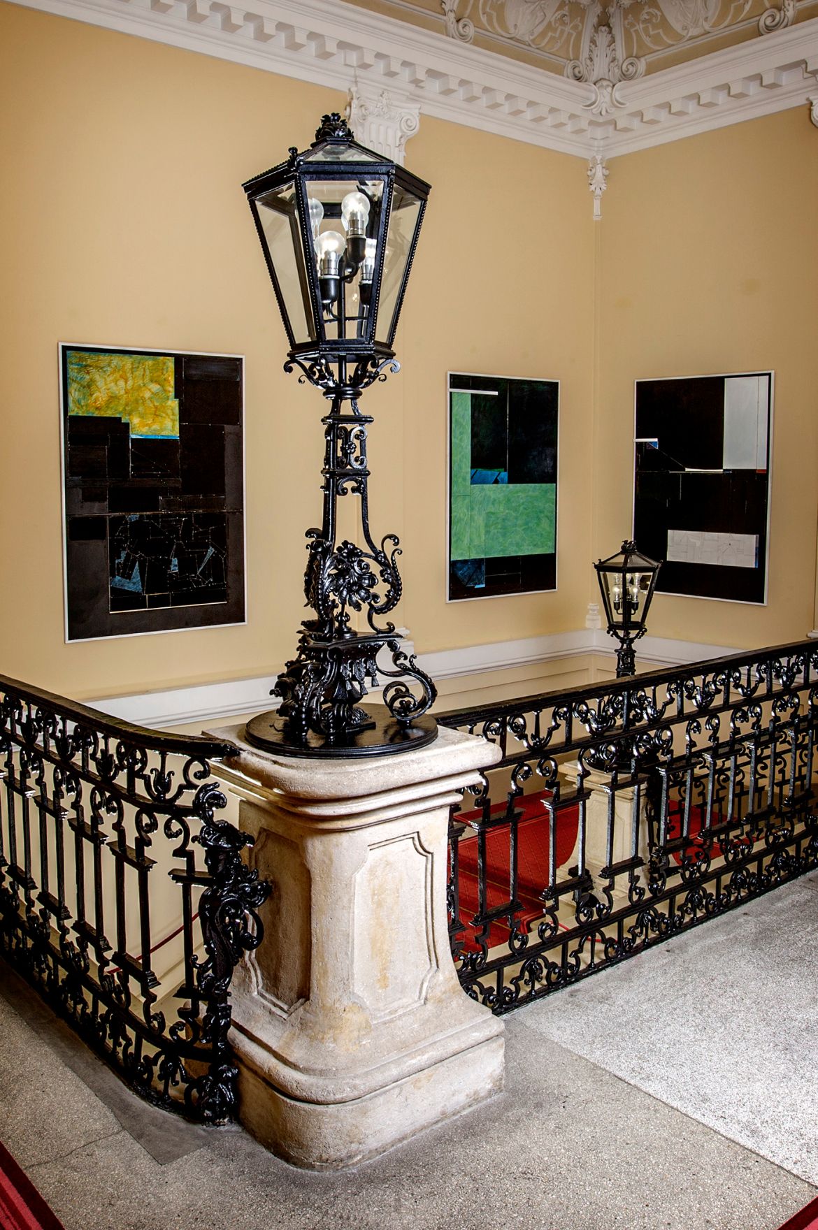 Die Werke &quot;Untitled (Hold) 26, 28 und 29&quot; von Florian Schmidt ausgestellt auf der Feststiege im Bundeskanzleramt im Jahr 2014.