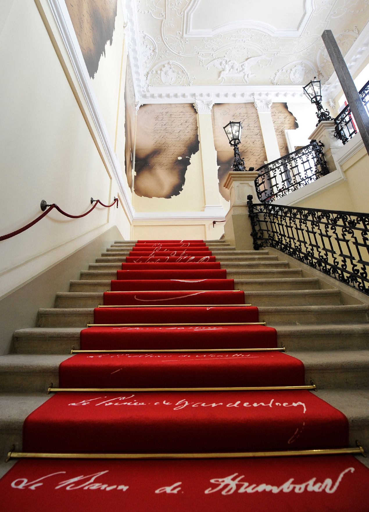 Die &quot;Brandakten&quot; ausgestellt auf der Feststiege im Bundeskanzleramt im Jahr 2015 im Rahmen der Ausstellung &quot;Idee Europa - 200 Jahre Wiener Kongress&quot;.