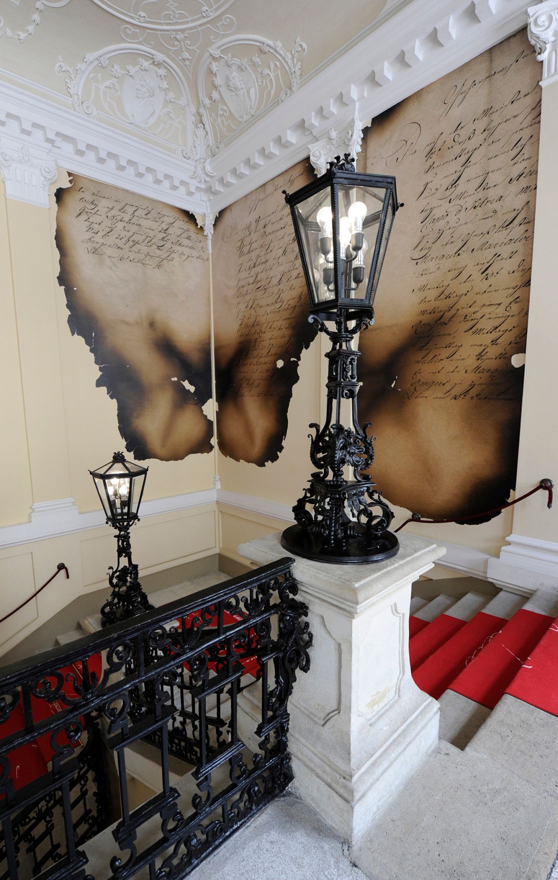 Die &quot;Brandakten&quot; ausgestellt auf der Feststiege im Bundeskanzleramt im Jahr 2015 im Rahmen der Ausstellung &quot;Idee Europa - 200 Jahre Wiener Kongress&quot;.