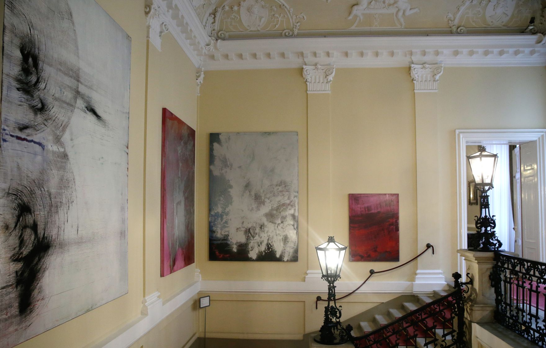 Das Werk &quot;The End of Flags&quot; von Hubert Scheibl derzeit ausgestellt auf der Feststiege im Bundeskanzleramt.