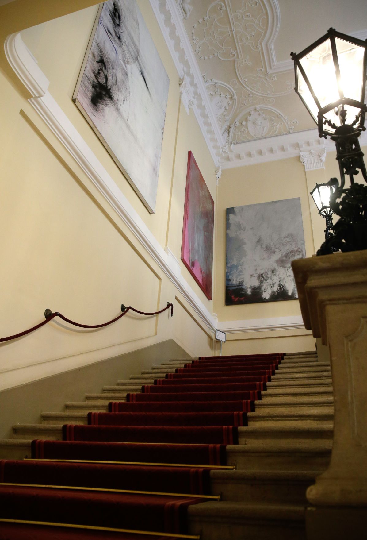 Das Werk &quot;The End of Flags&quot; von Hubert Scheibl derzeit ausgestellt auf der Feststiege im Bundeskanzleramt.