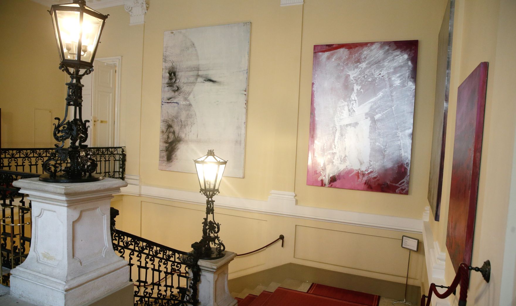 Das Werk &quot;The End of Flags&quot; von Hubert Scheibl derzeit ausgestellt auf der Feststiege im Bundeskanzleramt.