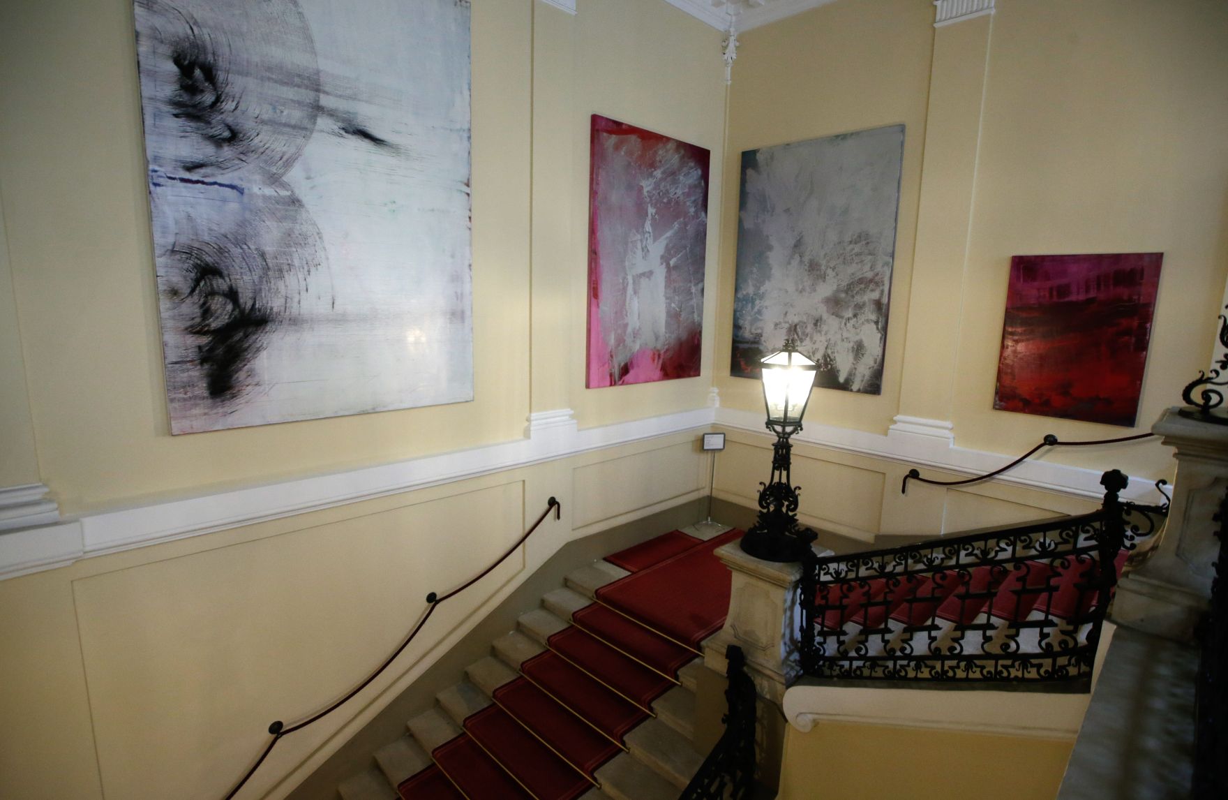 Das Werk &quot;The End of Flags&quot; von Hubert Scheibl derzeit ausgestellt auf der Feststiege im Bundeskanzleramt.