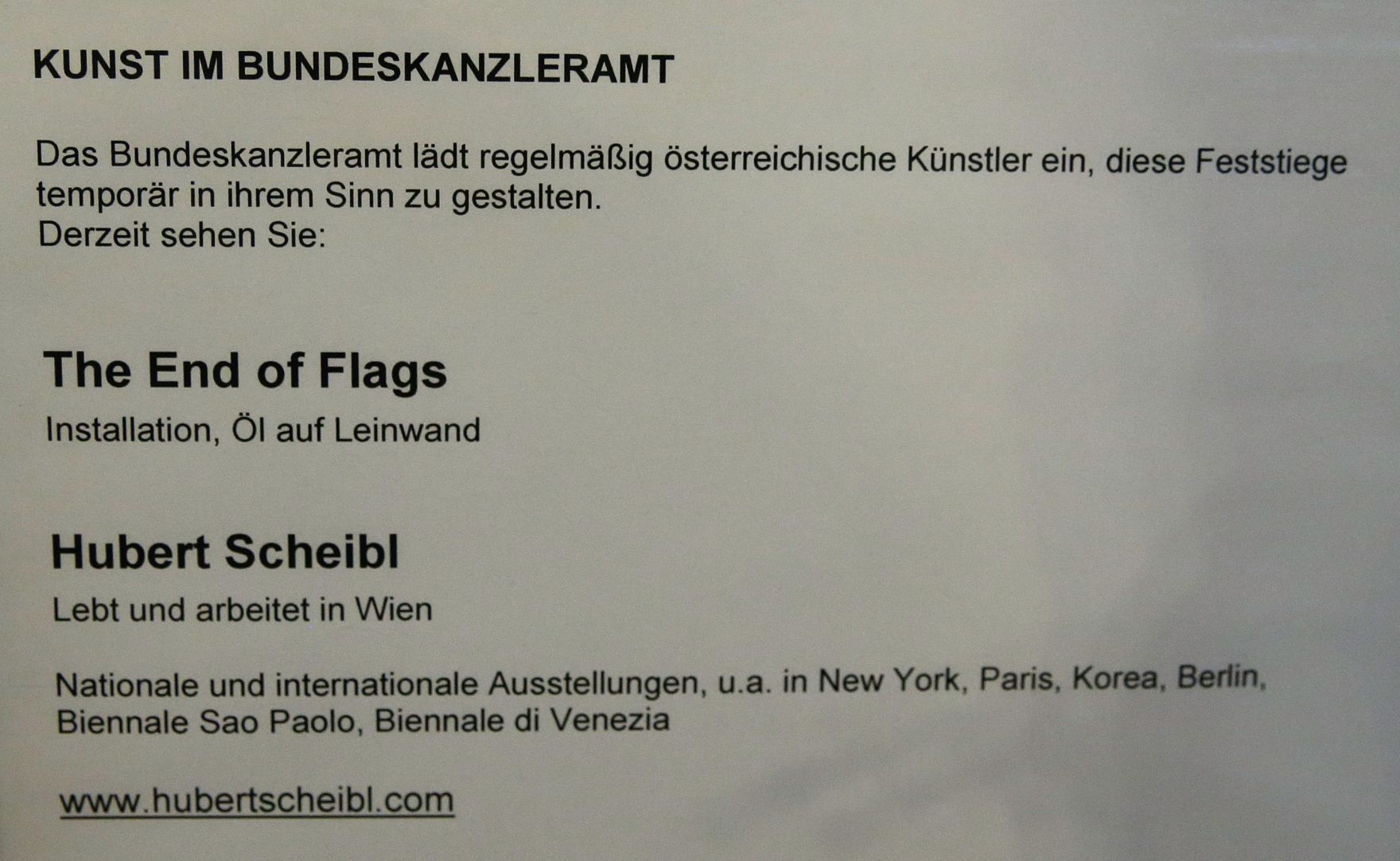 Infotafel zu dem Werk &quot;The End of Flags&quot; von Hubert Scheibl derzeit ausgestellt auf der Feststiege im Bundeskanzleramt.