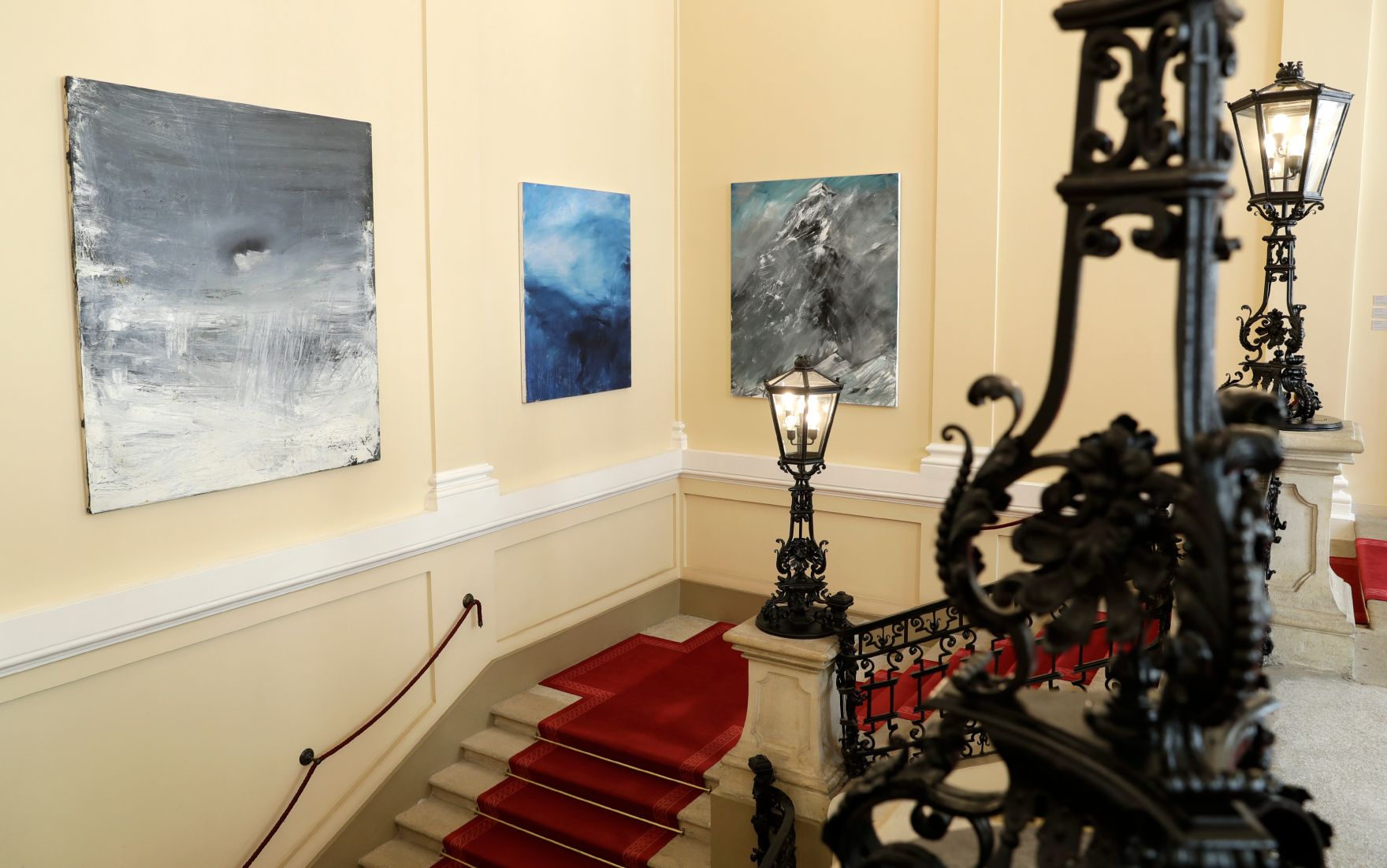 Die Werke &quot;Ohne Titel&quot; von Herbert Brandl ausgestellt auf der Feststiege im Bundeskanzleramt im Jahr 2018.