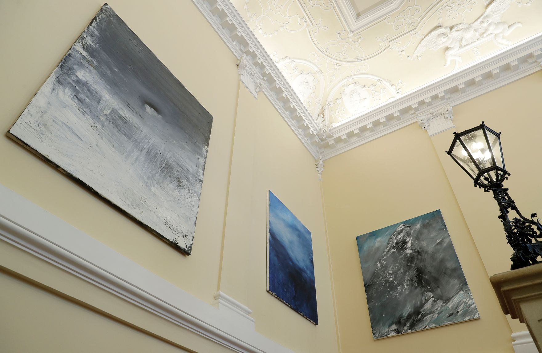 Die Werke &quot;Ohne Titel&quot; von Herbert Brandl ausgestellt auf der Feststiege im Bundeskanzleramt im Jahr 2018.