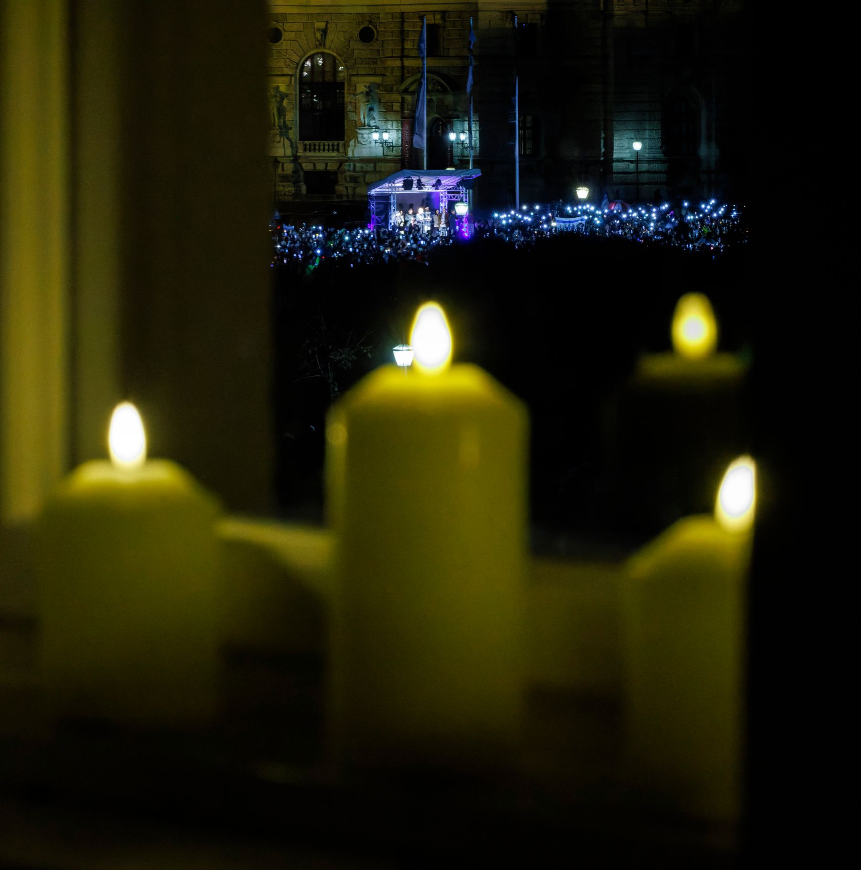 Am 2. November 2023 fand das Lichtermeer am Wiener Heldenplatz f&uuml;r Hamas-Geiseln statt.