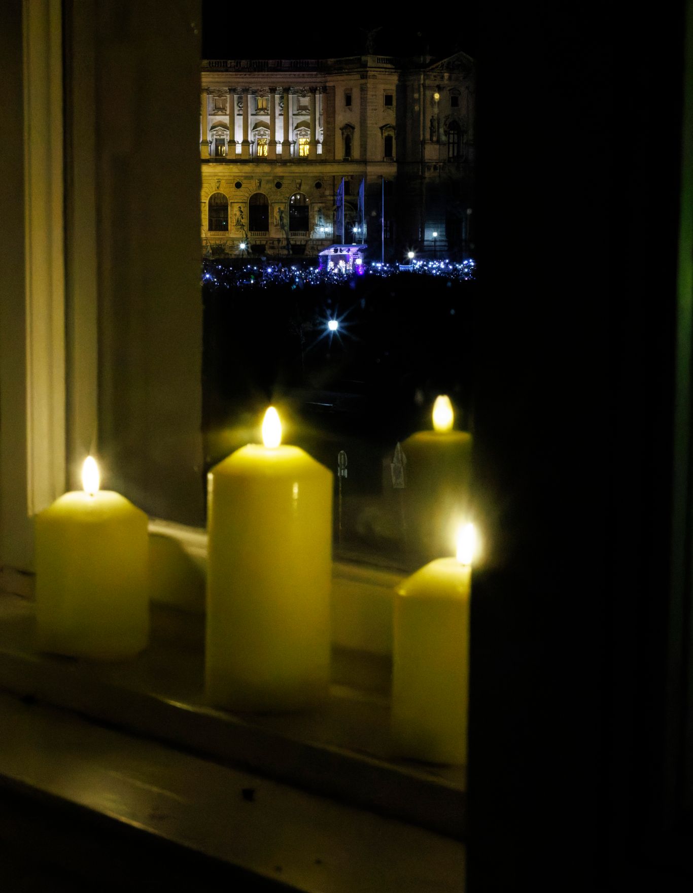 Am 2. November 2023 fand das Lichtermeer am Wiener Heldenplatz f&uuml;r Hamas-Geiseln statt.