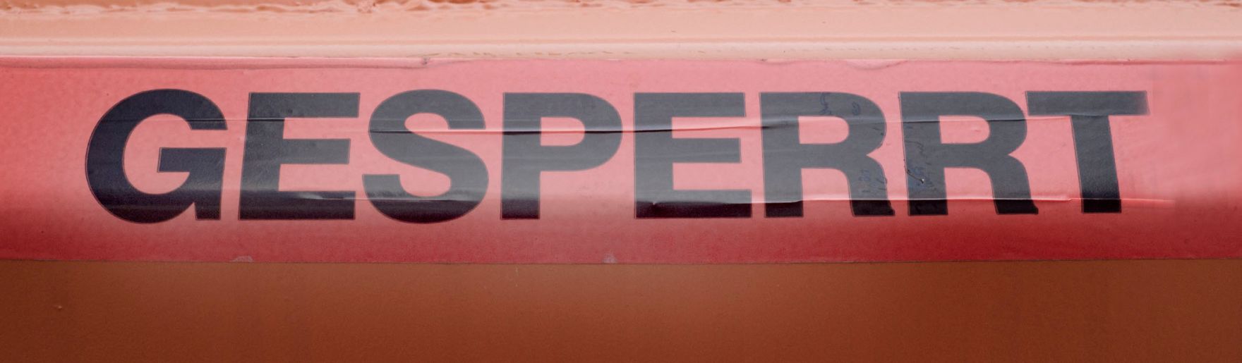 Aufkleber mit dem Schriftzug &quot;GESPERRT&quot; Schlagworte: Beschriftung, Schild