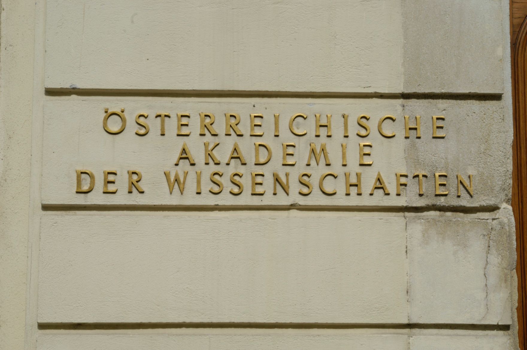 Schriftzug &quot;&Ouml;STERREICHISCHE AKADEMIE DER WISSENSCHAFTEN&quot;. Schlagworte: Beschriftung, Schild