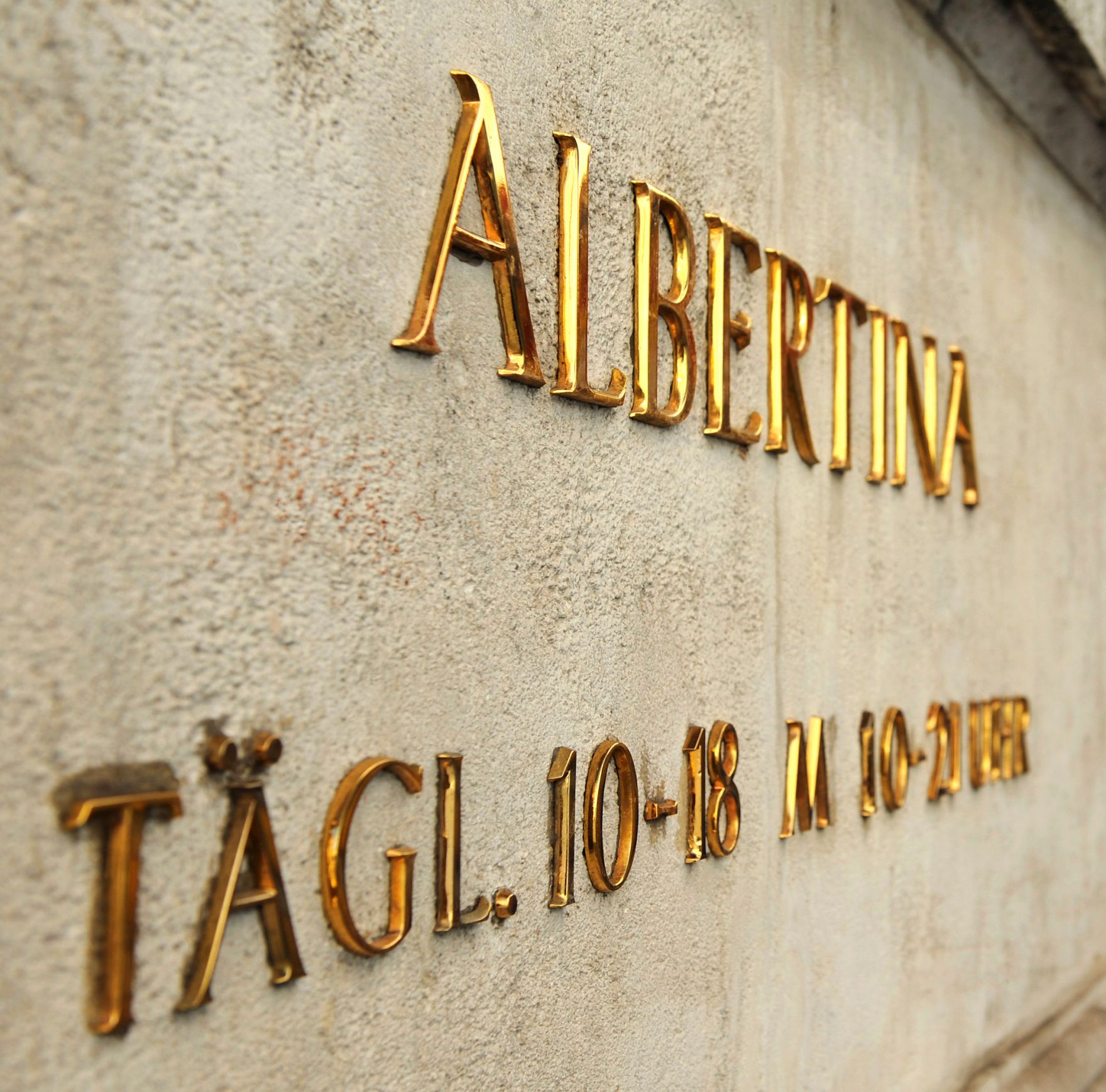 Information &uuml;ber die t&auml;glichen &Ouml;ffnungszeiten der Albertina. Schlagworte: Beschriftung, Museum, Schild