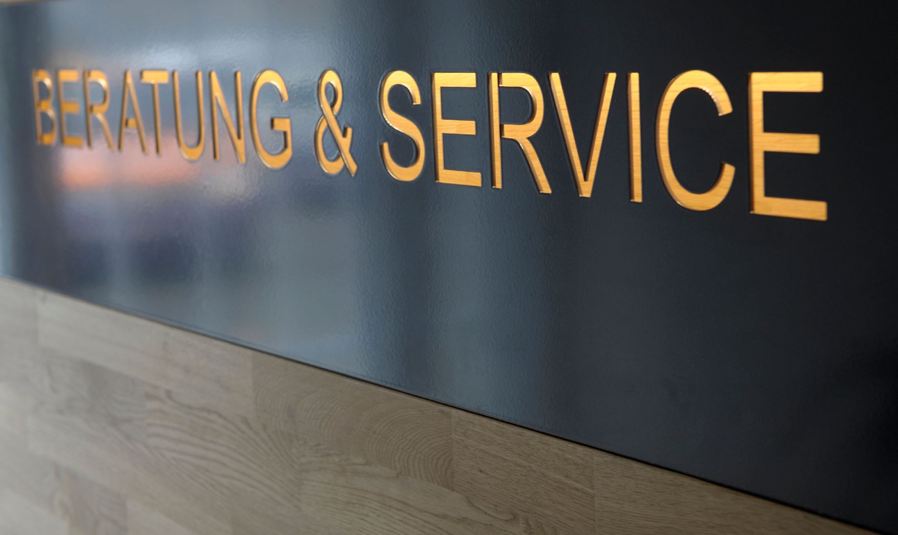 Schild &quot;Beratung &amp; Service&quot; Schlagworte: Beratung, Beschriftung
