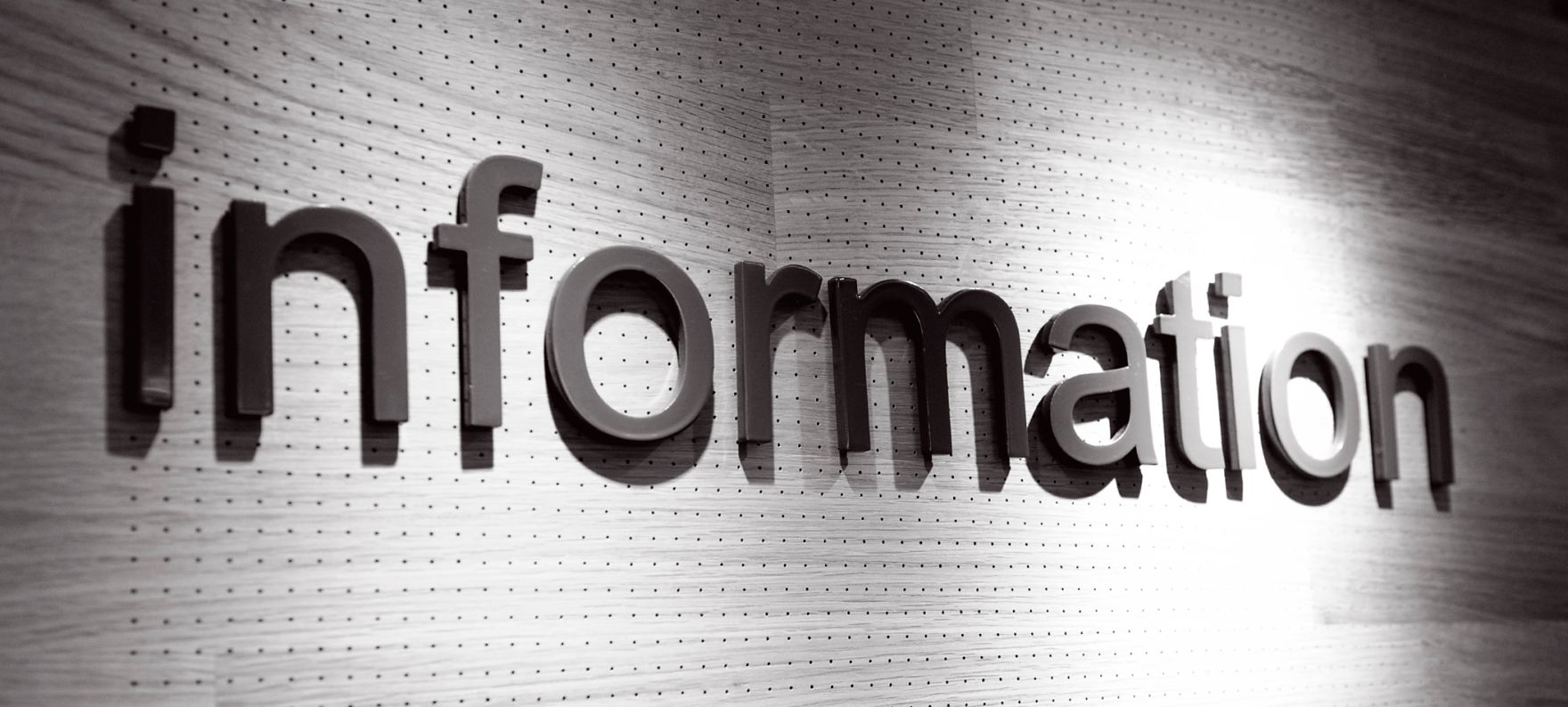 Schild mit der Aufschrift &quot;Information&quot;. Schlagworte: Beschriftung, Information, Schild, Schrift