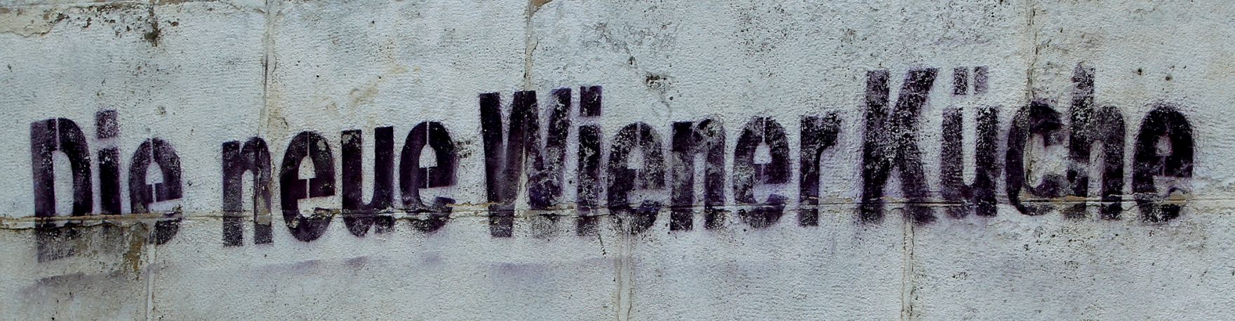 Graffiti mit dem Wortlaut &quot;Die neue Wiener K&uuml;che&quot;. Schlagworte: Beschriftung, Schild
