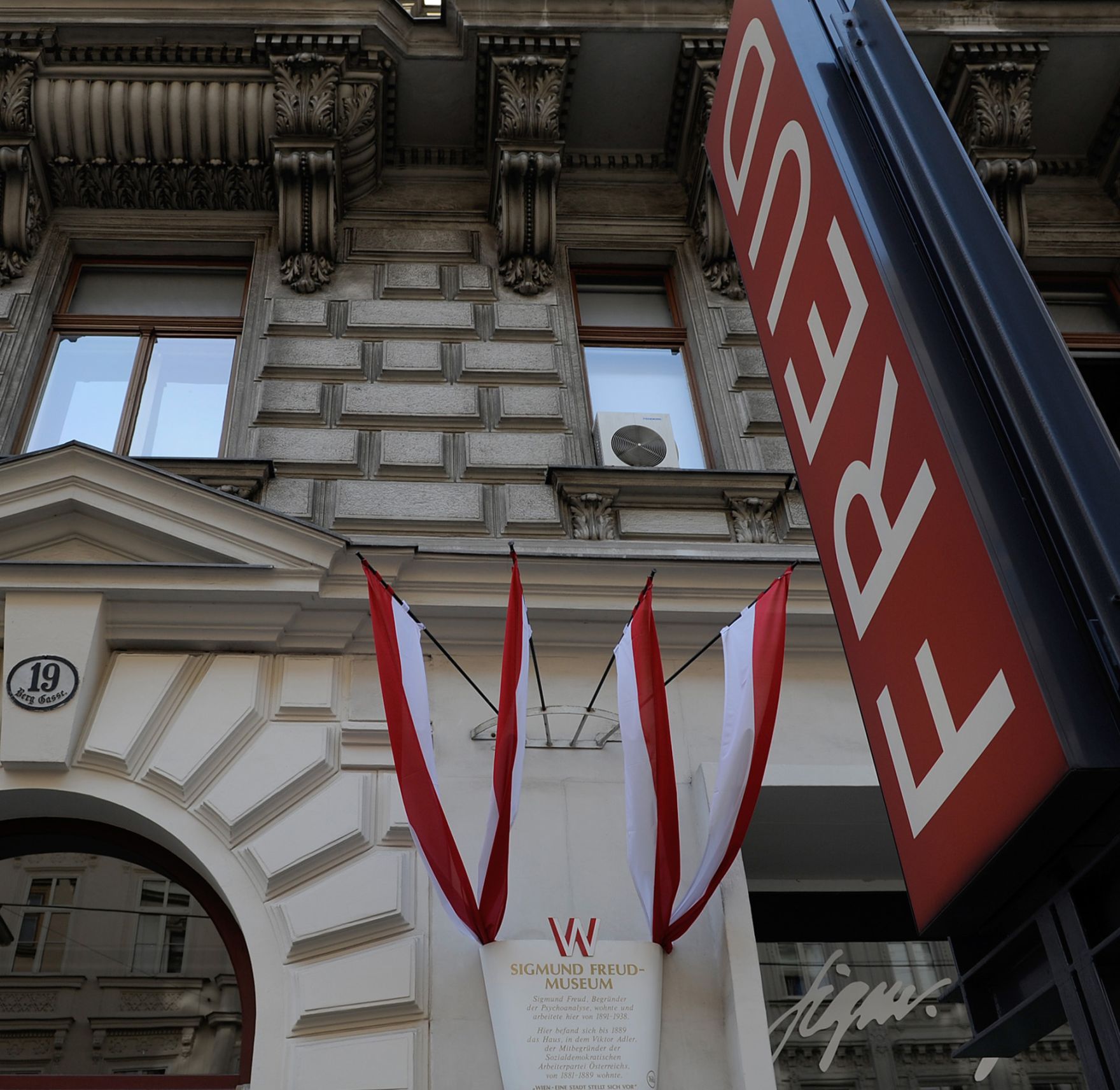 Der Schriftzug des as Sigmund Freud Museums in der Berggasse 19 im 9. Bezirk. Schlagworte: Beschriftung, Fahnen, Flaggen, Geb&auml;ude, Schild, Sehensw&uuml;rdigkeit, Stadtlandschaft