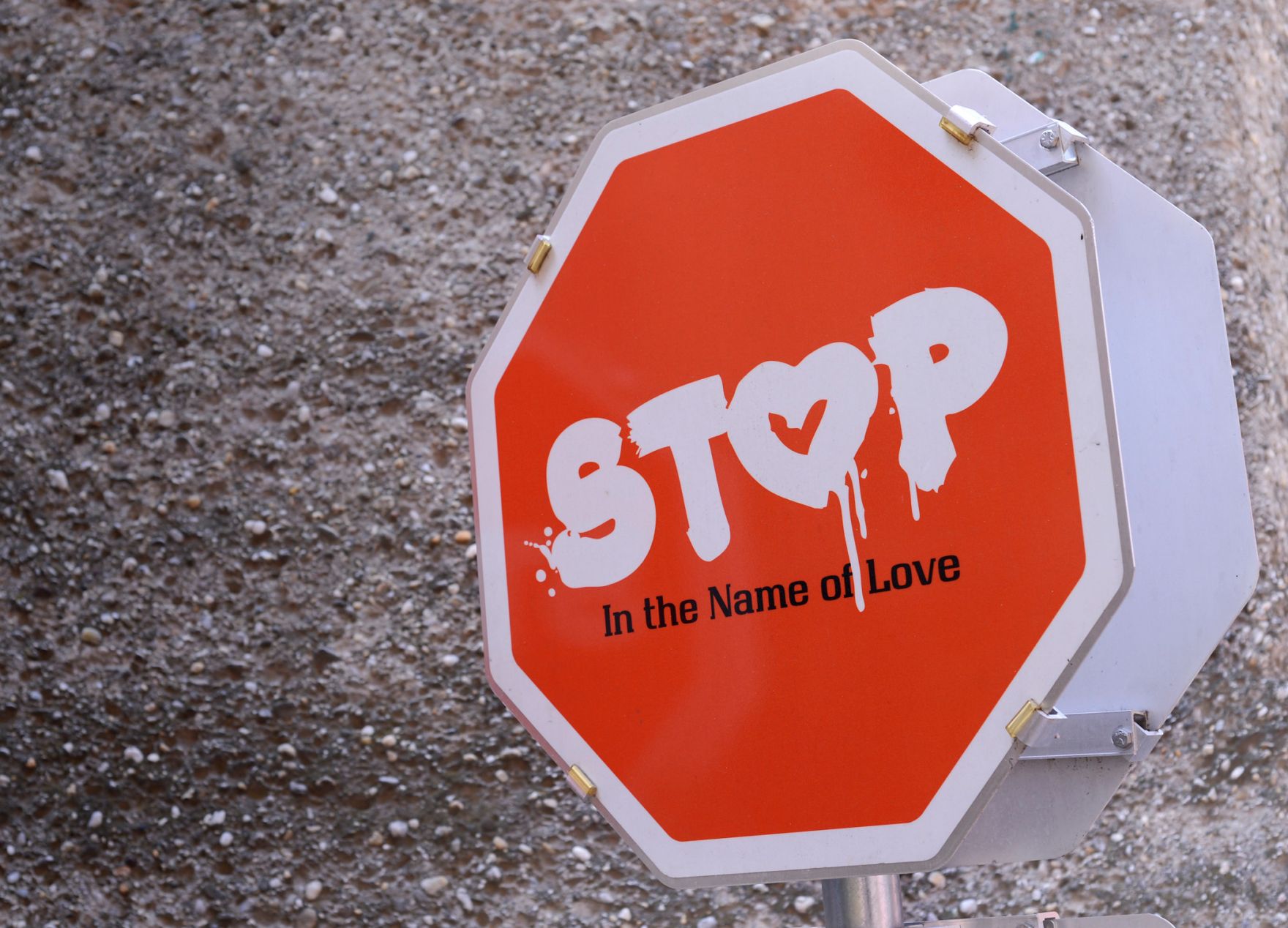 Ein der Stoptafel nachempfundenes Schild mit der Aufschrift &quot;'STOP In the Name of Love&quot; im MuseumsQuartier. Schlagworte: Beschriftung, Herz, Schild
