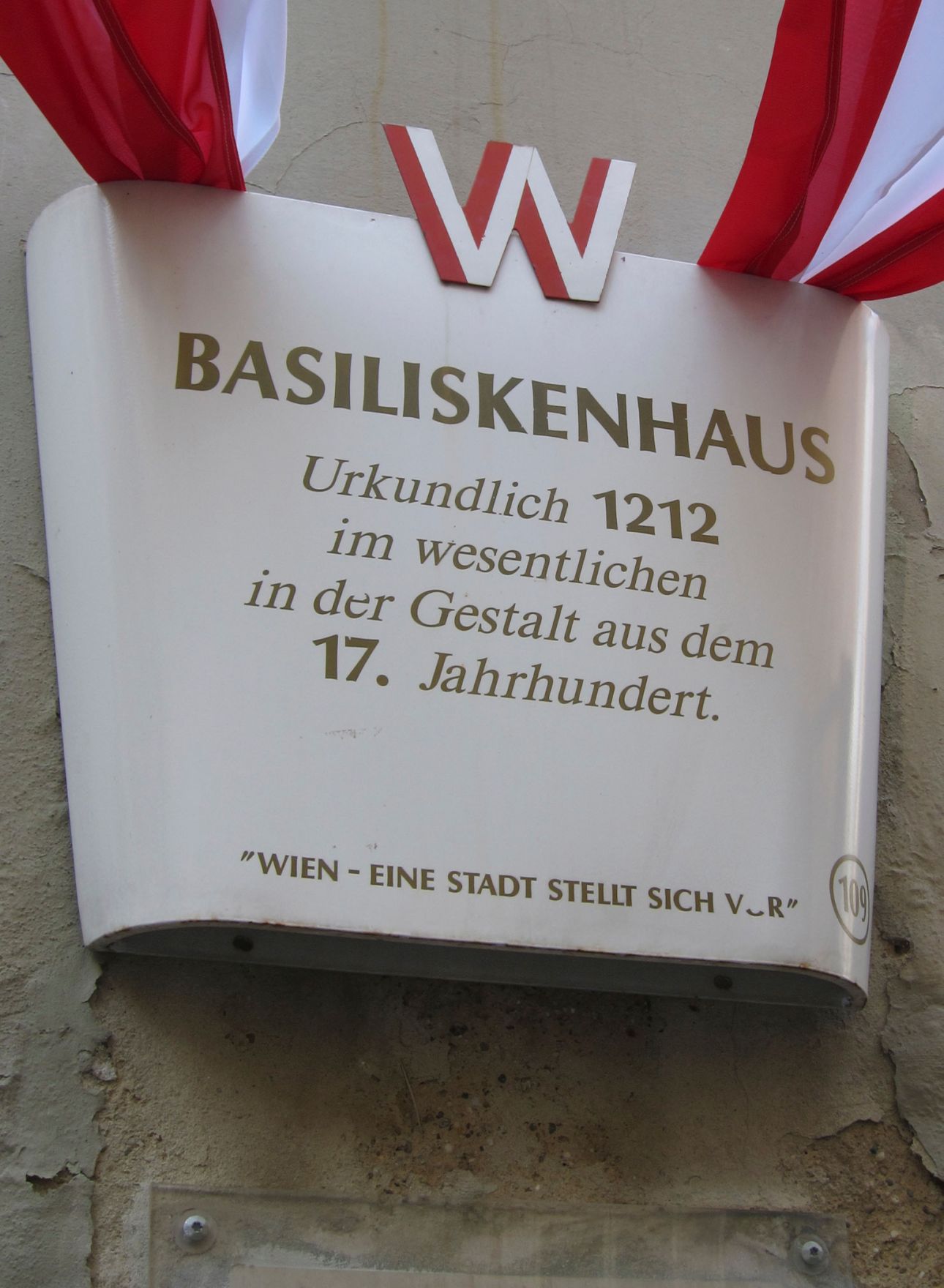 H&auml;usertafel am Basiliskenhaus in der Sch&ouml;nlaterngasse. Schlagworte: Beschriftung, Metalltafel, Schild