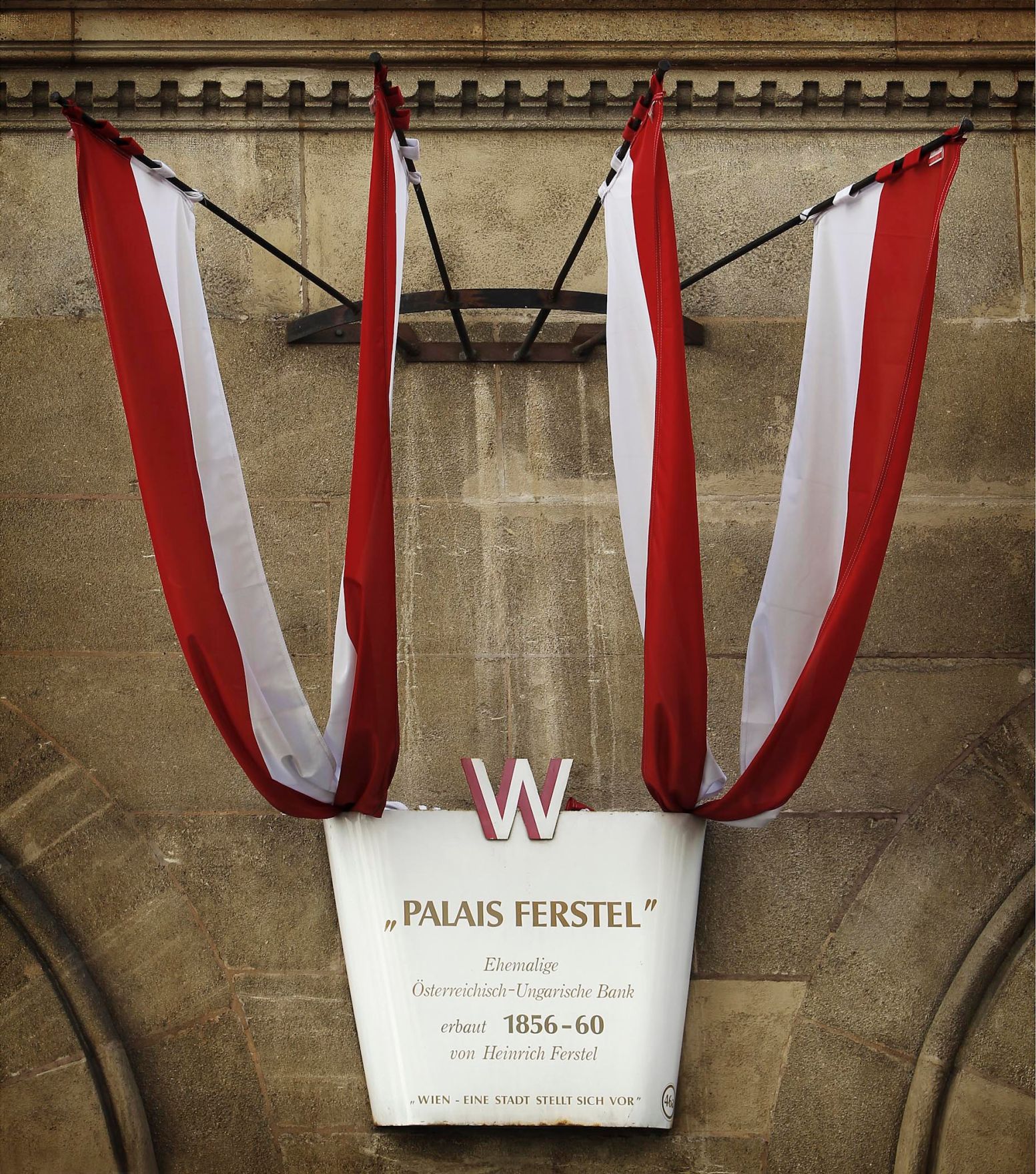 H&auml;usertafel am Palais Ferstel. Schlagworte: Beschriftung, Fahnen, Flaggen, Metalltafel, Schild