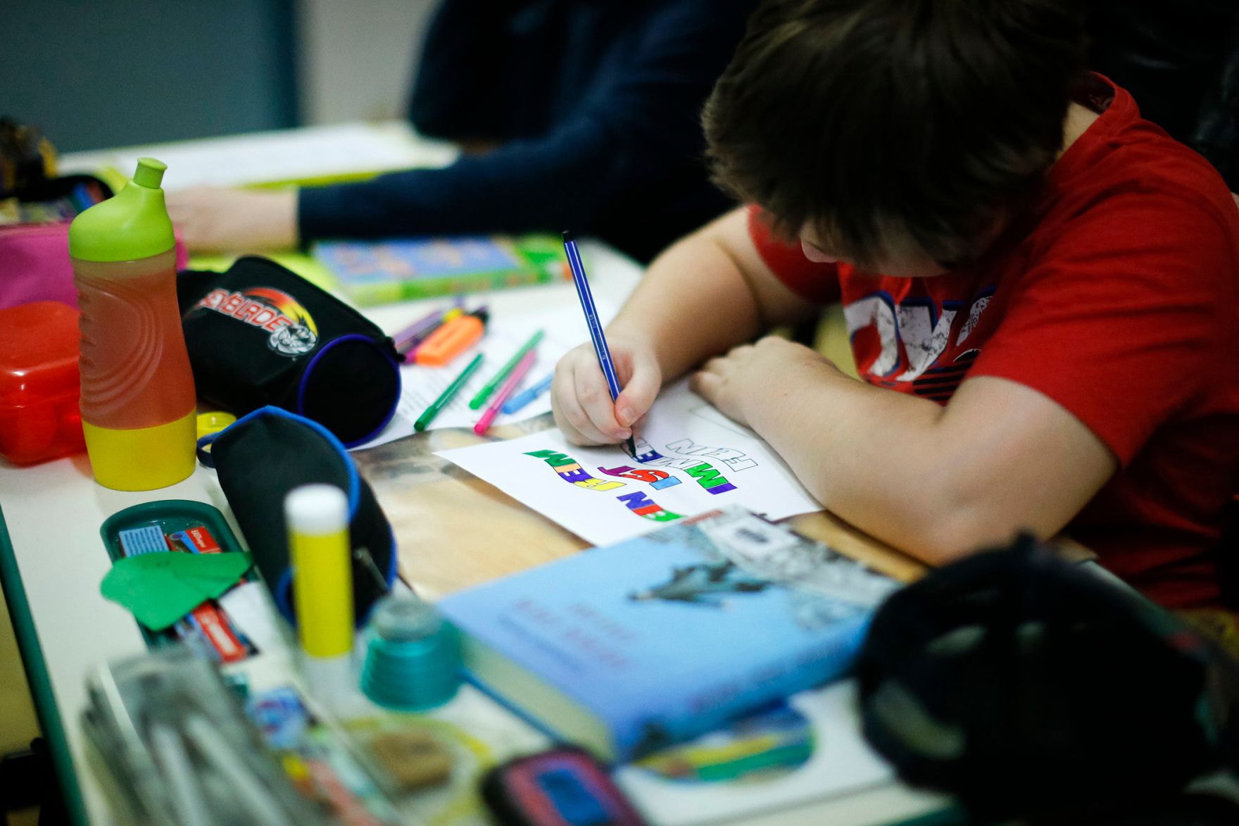 Sch&uuml;ler in einer Schule. Schlagworte: Bunt, Heft, Kind, lernen, Mensch, Stift, Unterricht