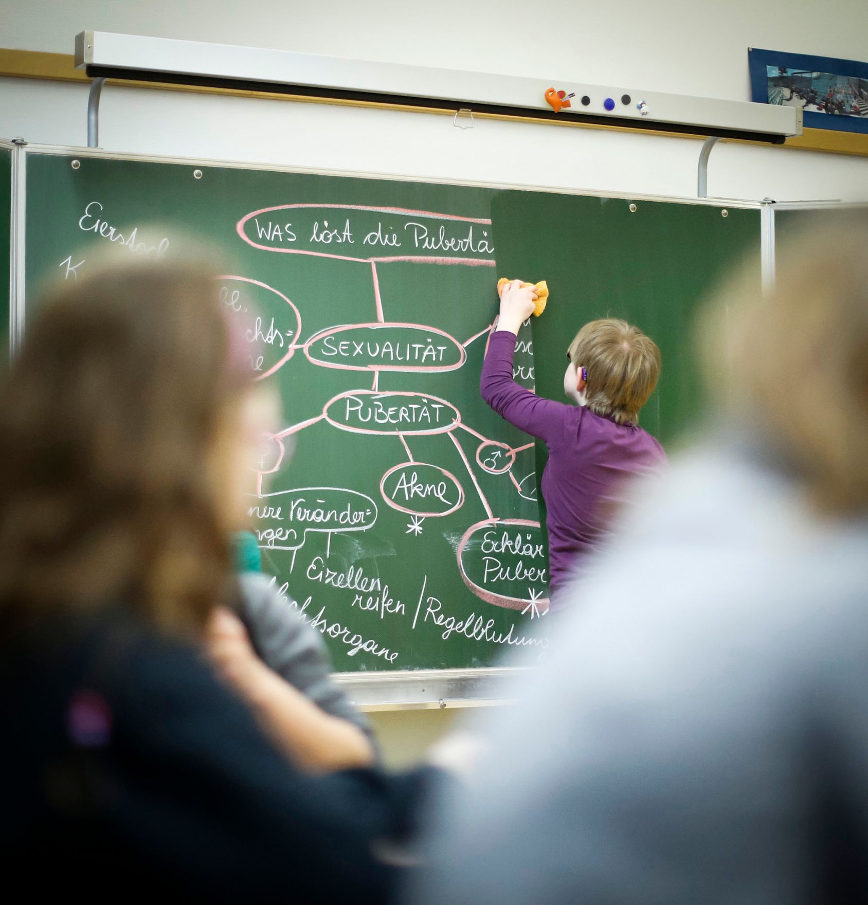Sch&uuml;ler in einer Schule. Schlagworte: Gr&uuml;n, Kind, Kreide, lernen, Mensch, Schule, Tafel, Text, Unterricht