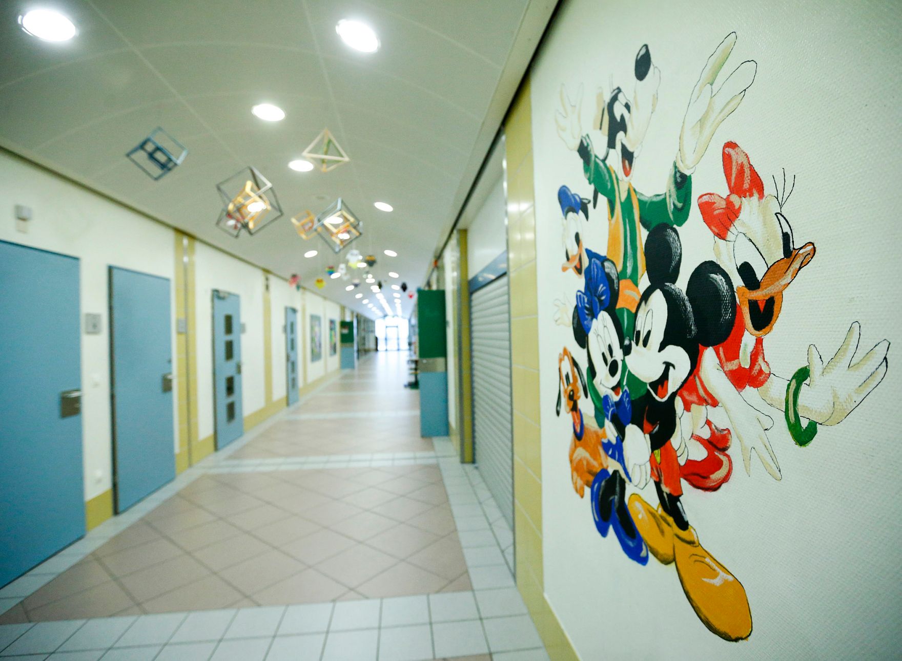 Ein Gang in einer Schule. Schlagworte: Comics, Disney, Daisy, Goofy, Licht, lernen, Micky, Mini, Pluto, T&uuml;ren