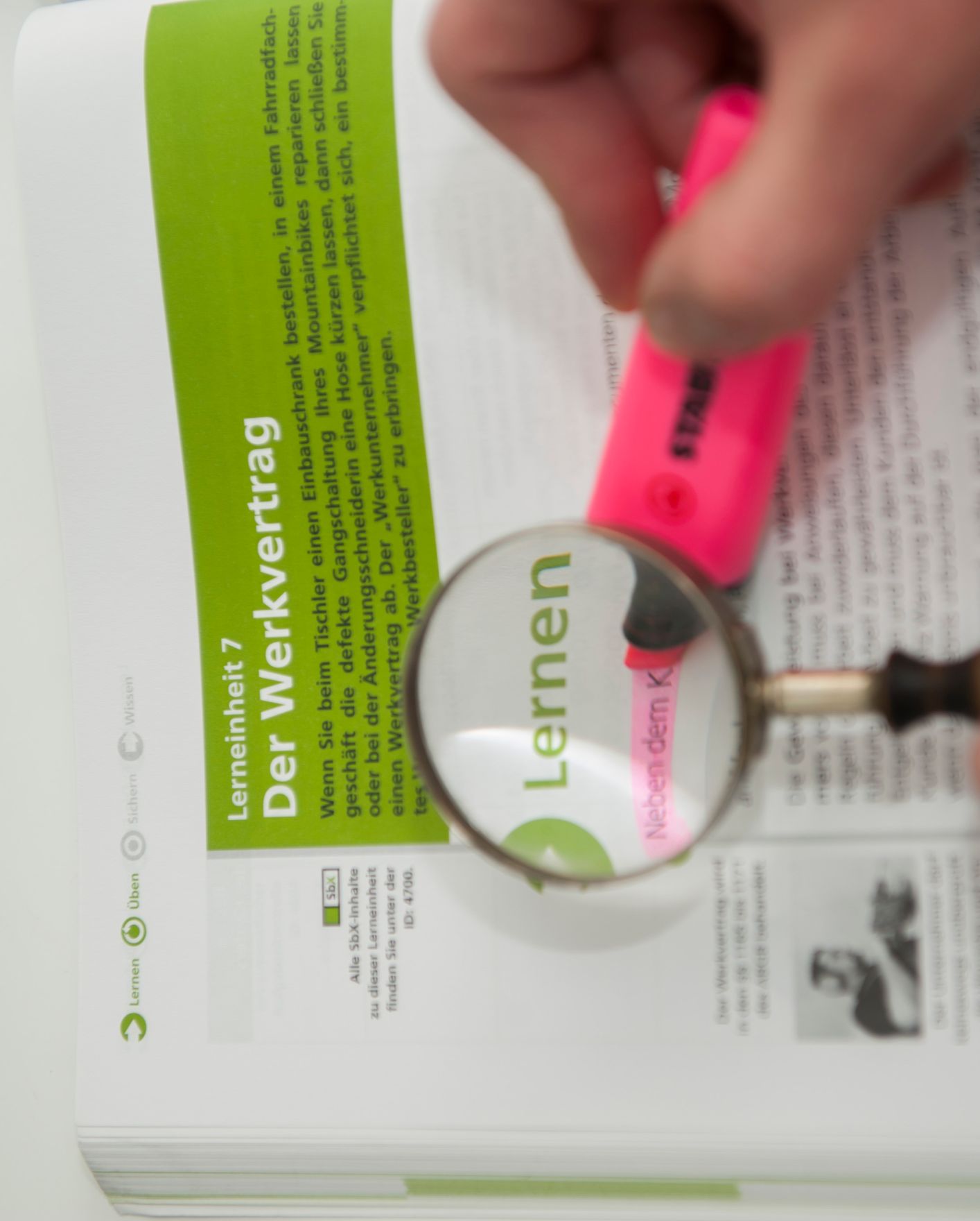 Schulsachen Schlagworte: Lernen, Lupe, Markieren, Schulsachen