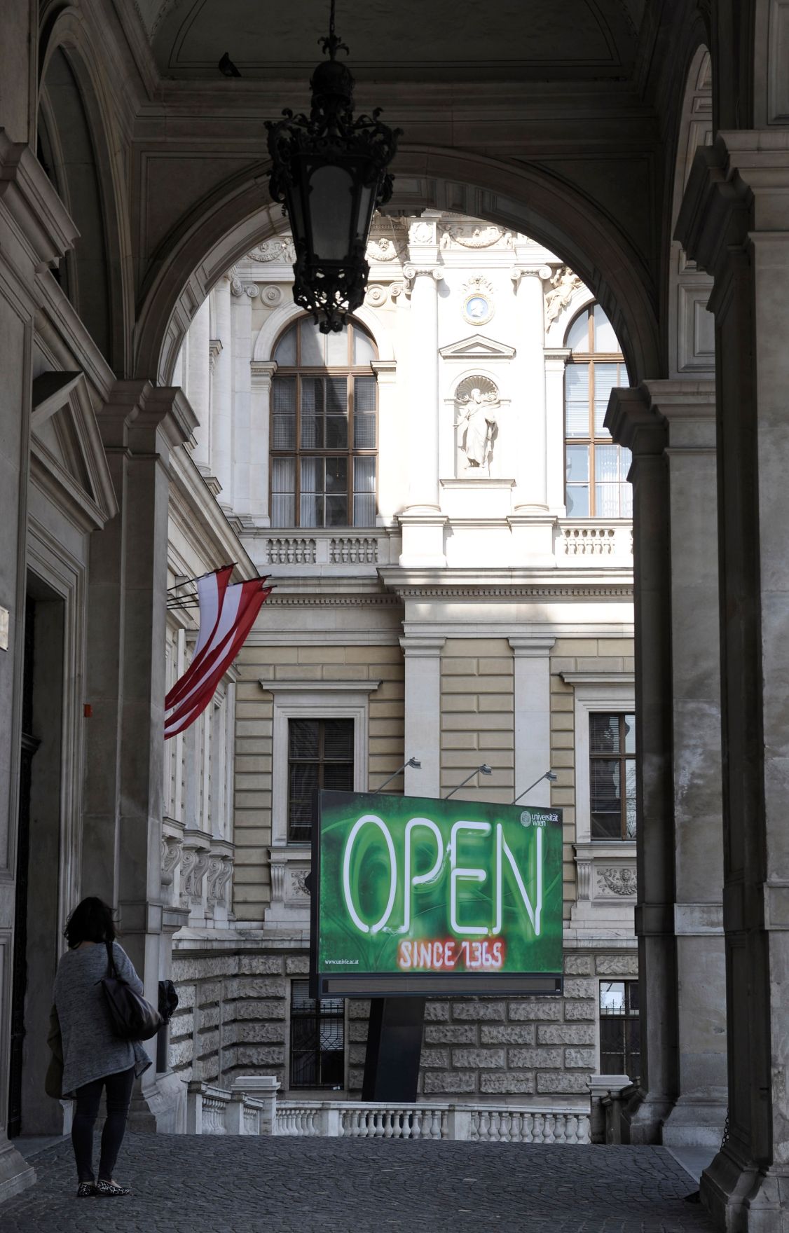 Aufnahme an der Hauptuniversit&auml;t Wien. Schlagworte: Beschilderung, Bildung, open, Plakat, Universit&auml;t
