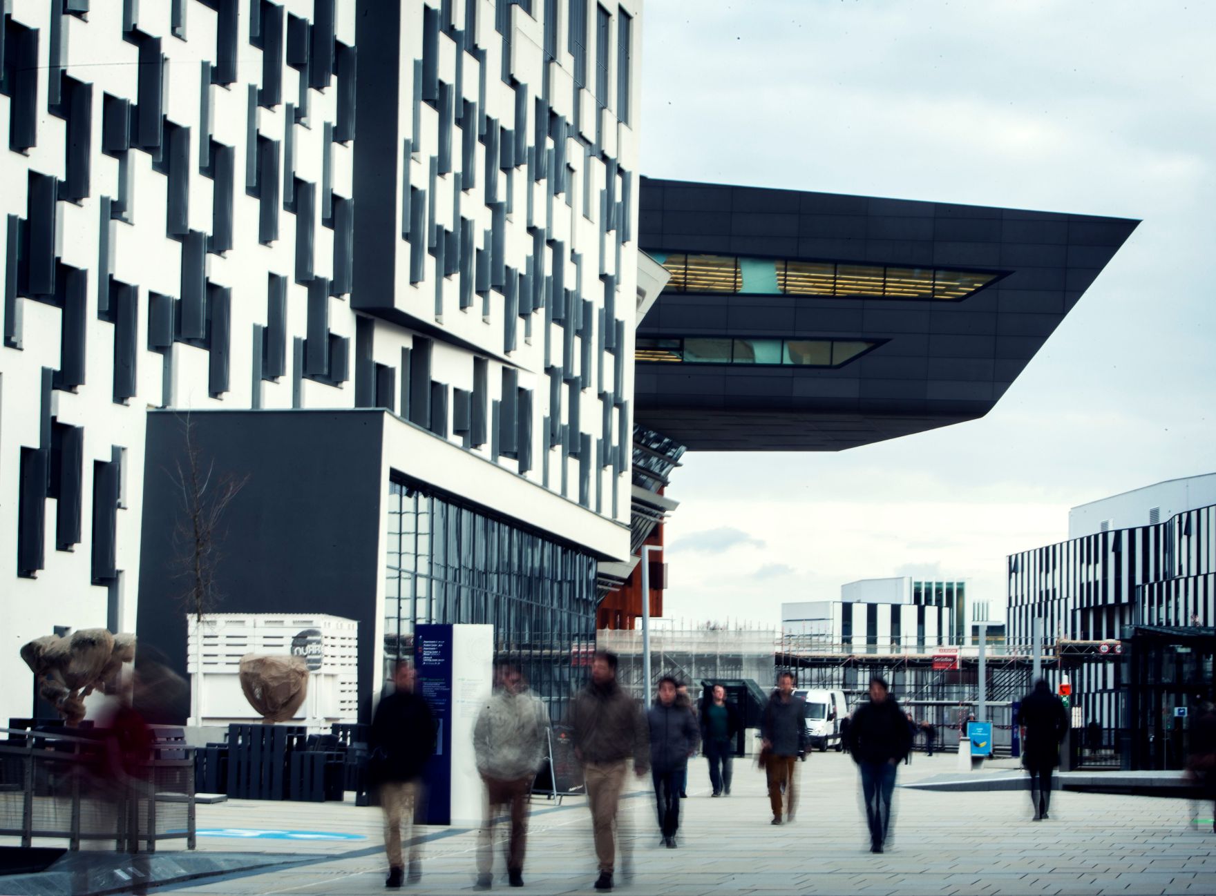 Wirtschaftsuniversit&auml;t Wien Schlagworte: Architektur, Bewegung, Geb&auml;ude, Menschen, Stadtlandschaft, Universit&auml;t