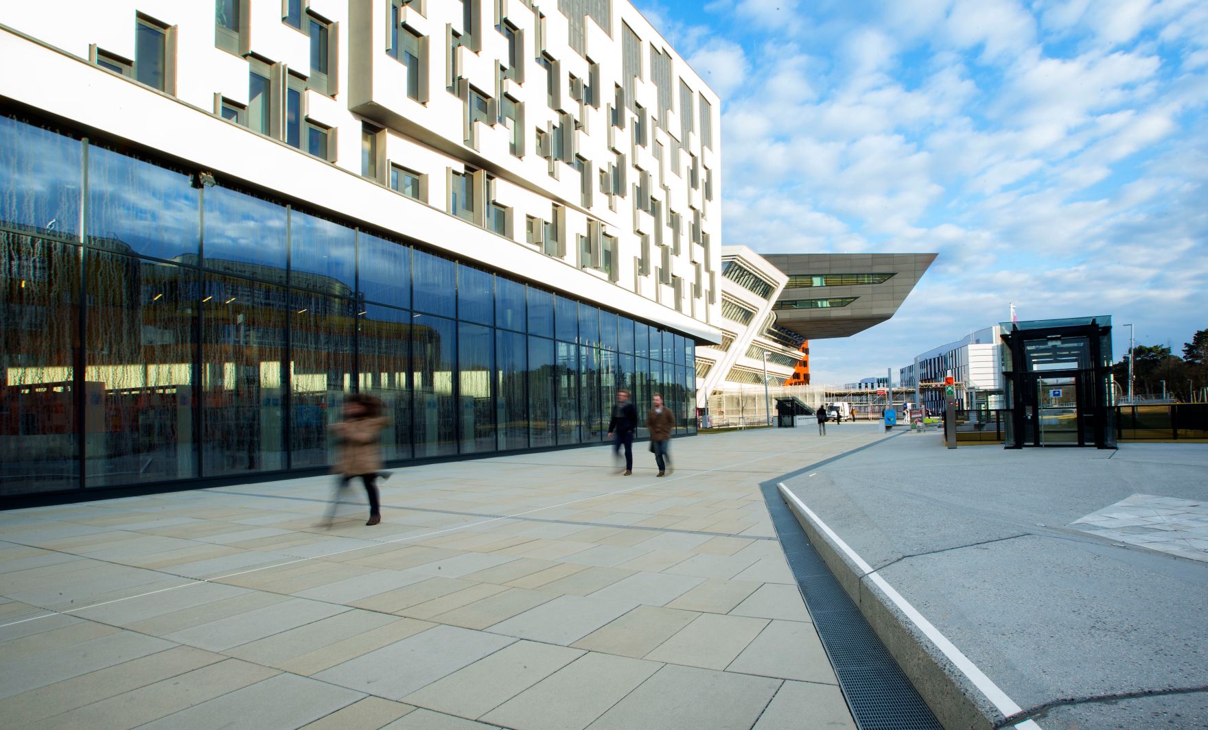 Wirtschaftsuniversit&auml;t Wien Schlagworte: Architektur, Bewegung, Geb&auml;ude, Himmel, Stadtlandschaft, Universit&auml;t, Wolken