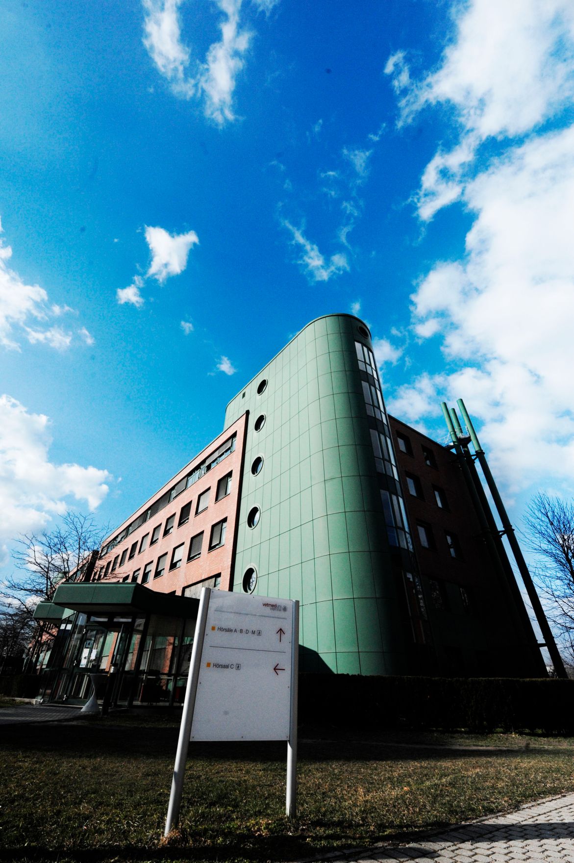 Universit&auml;t Wien Schlagworte: Architektur, Himmel, Hof, Stadtlandschaften, Universit&auml;t, Wegweiser, Wolken