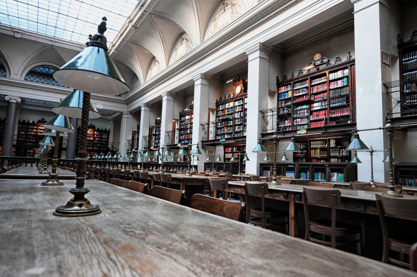 Universit&auml;t Wien Schlagworte: Bibliothek, B&uuml;cher, Lampen, Stadtlandschaft, Tisch, Universit&auml;t