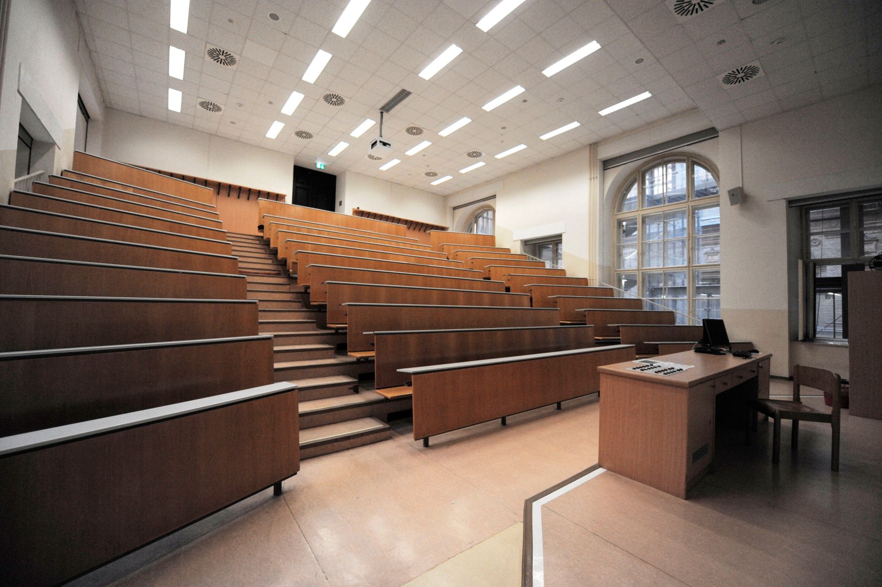 Universit&auml;t Wien Schlagworte: Architektur, B&auml;nke, H&ouml;rsaal, Stadtlandschaft, Universit&auml;t