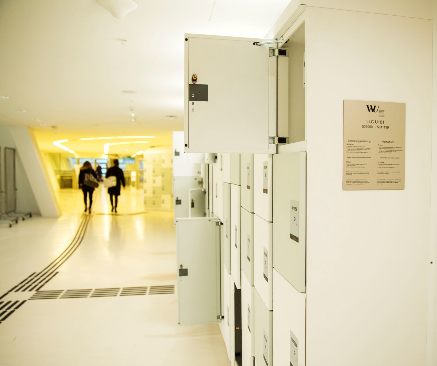 Wirtschaftsuniversit&auml;t Wien Schlagworte: Architektur, Menschen, Spind, Universit&auml;t