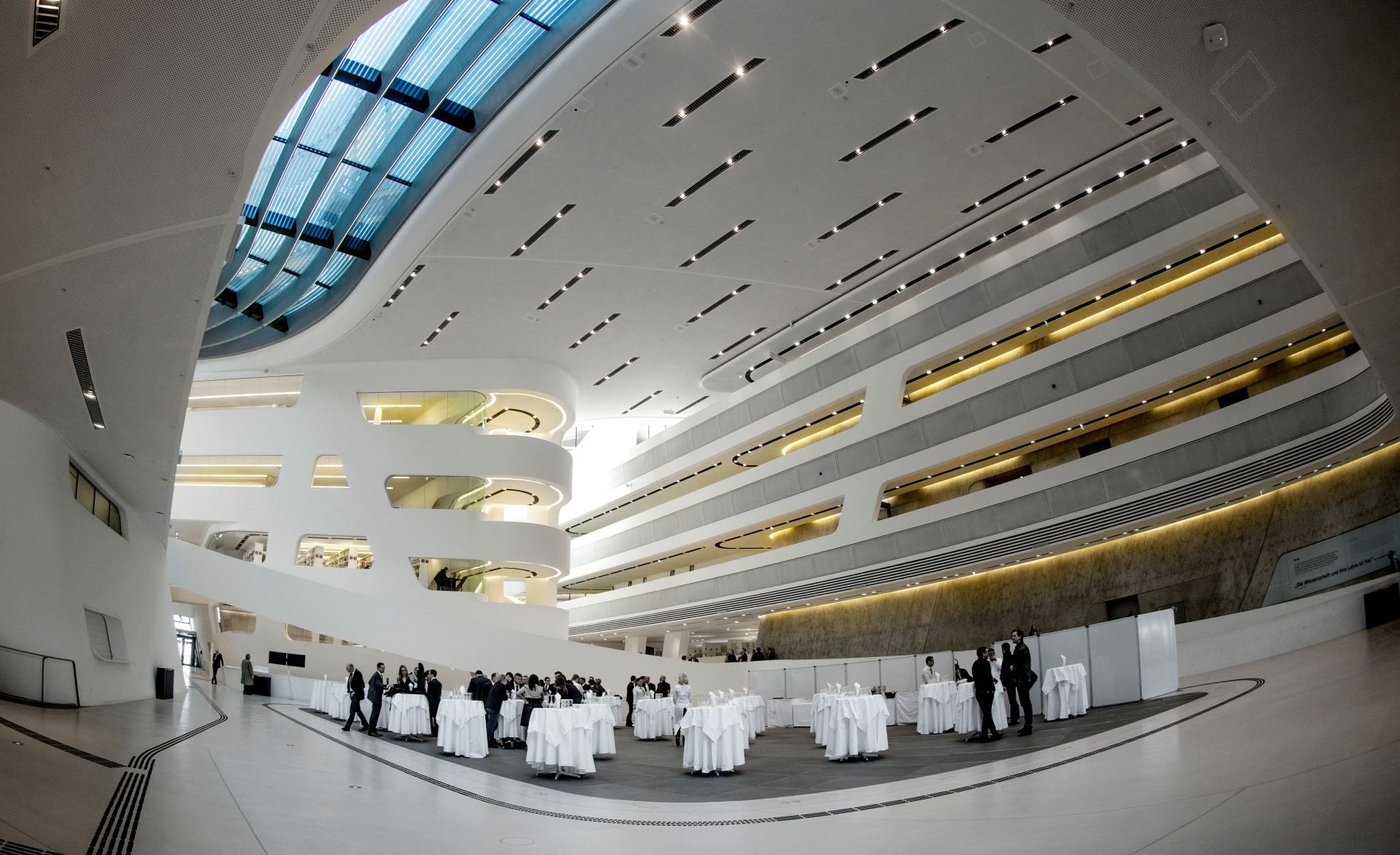 Wirtschaftsuniversit&auml;t Wien Schlagworte: Architektur, Menschen, Universit&auml;t