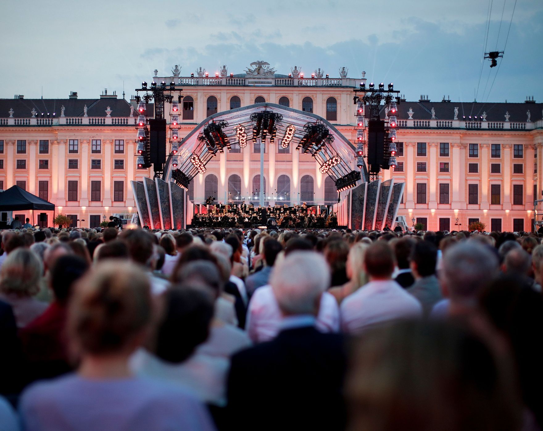 Das Sommernachtskonzert in Sch&ouml;nbrunn. Schlagw&ouml;rter: Konzert, Schloss Sch&ouml;nbrunn, Gloriette, Musik, Orchester, Kunst, Kultur, Wiener Philharmoniker, Rat f&uuml;r Bildung, Jugend, Kultur, Sport, EYC