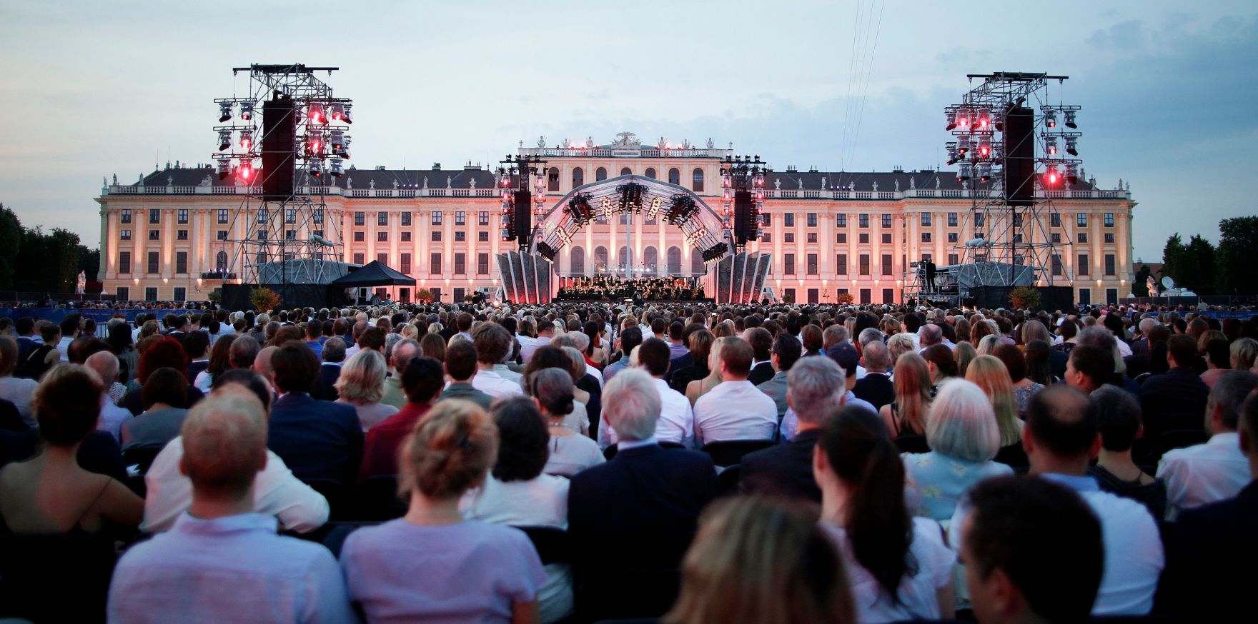 Das Sommernachtskonzert in Sch&ouml;nbrunn. Schlagw&ouml;rter: Konzert, Schloss Sch&ouml;nbrunn, Gloriette, Musik, Orchester, Kunst, Kultur, Wiener Philharmoniker, Rat f&uuml;r Bildung, Jugend, Kultur, Sport, EYC