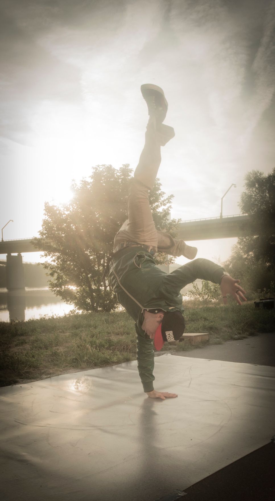 Breakdancer auf der Donauinsel. Schlagworte: Gegenlicht, Handstand, Himmel, Kunst, Mann, Mensch, Musik, Natur, Stadtleben, Wolken
