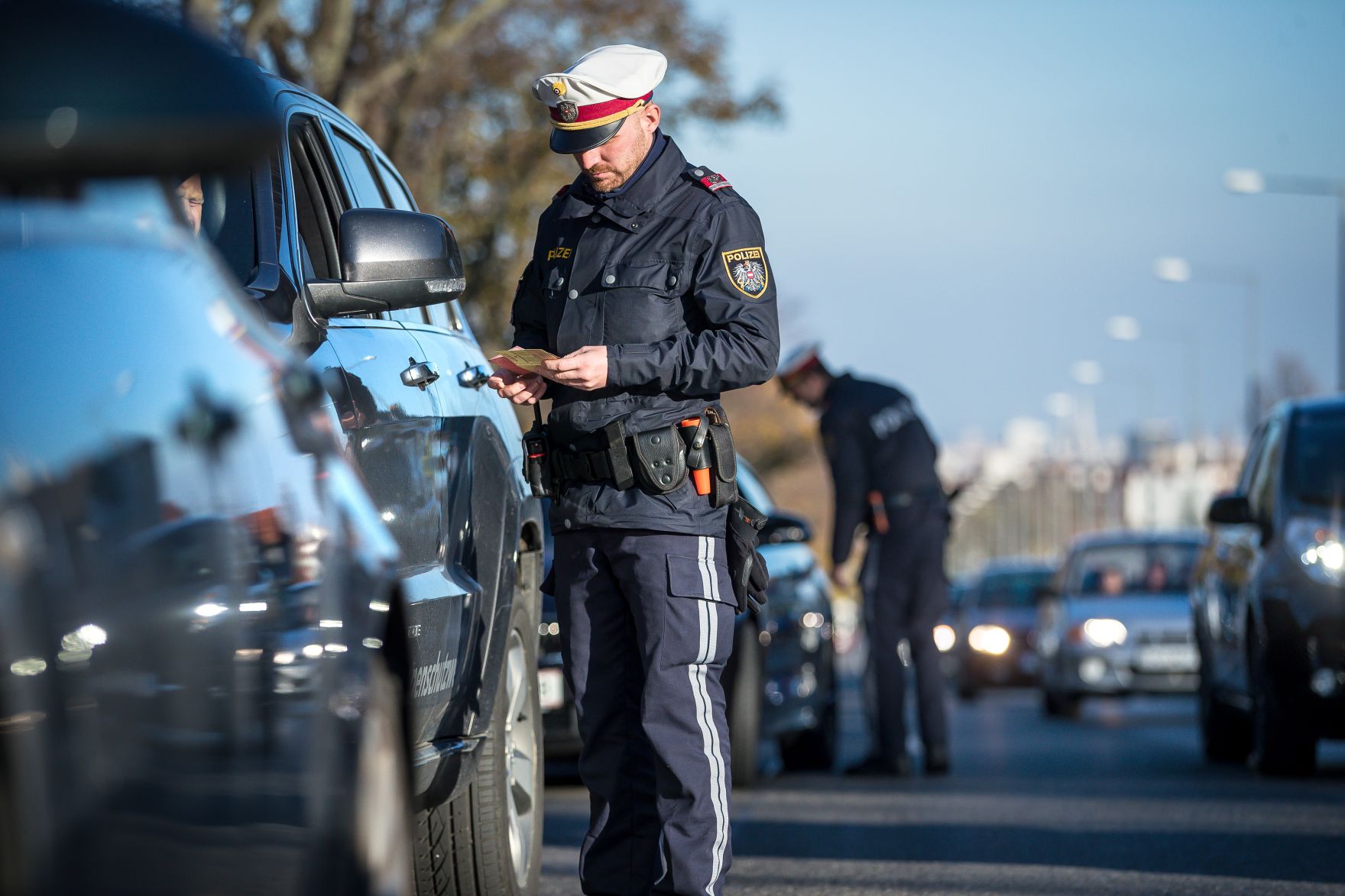 Ein Polizist im Dienst. Schlagw&ouml;rter: Verkehrsplanquadrat, Planquadrat, Verkehrskontrolle, Verkehrsanhaltung, Schwerpunktaktion, Polizei, Polizisten, Polizist, Fahrzeuganhaltung, KfZ Kontrollen, Laserblocker, Radarwarner, Radar, Laserger&auml;te, Lasermessung, Ottakring, Spiegel, Rat f&uuml;r Justiz und Inneres, JHA, Rat f&uuml;r Ausw&auml;rtige Angelegenheiten, FAC