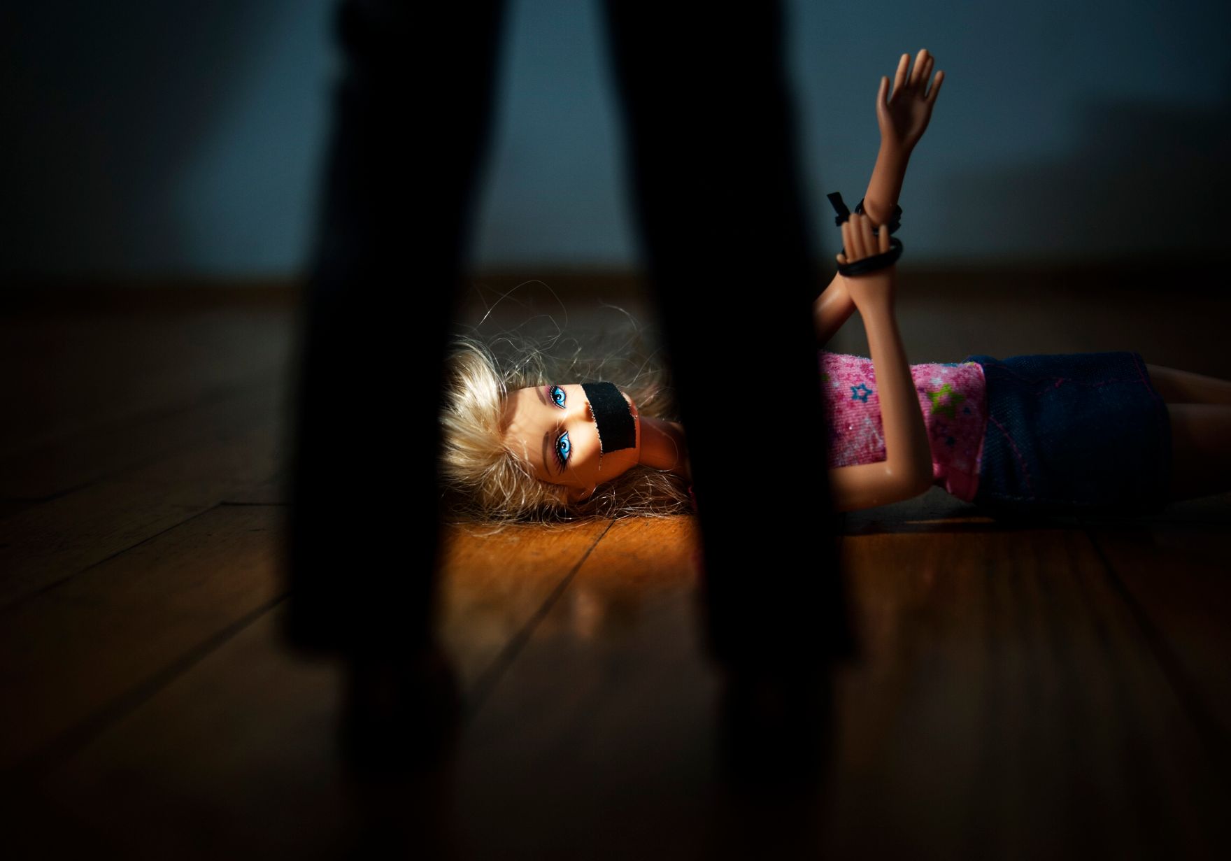 Gewalt an Frauen. Schlagworte: Angst, Fesseln, Frau, Gewalt, Mann, Menschen, Puppen