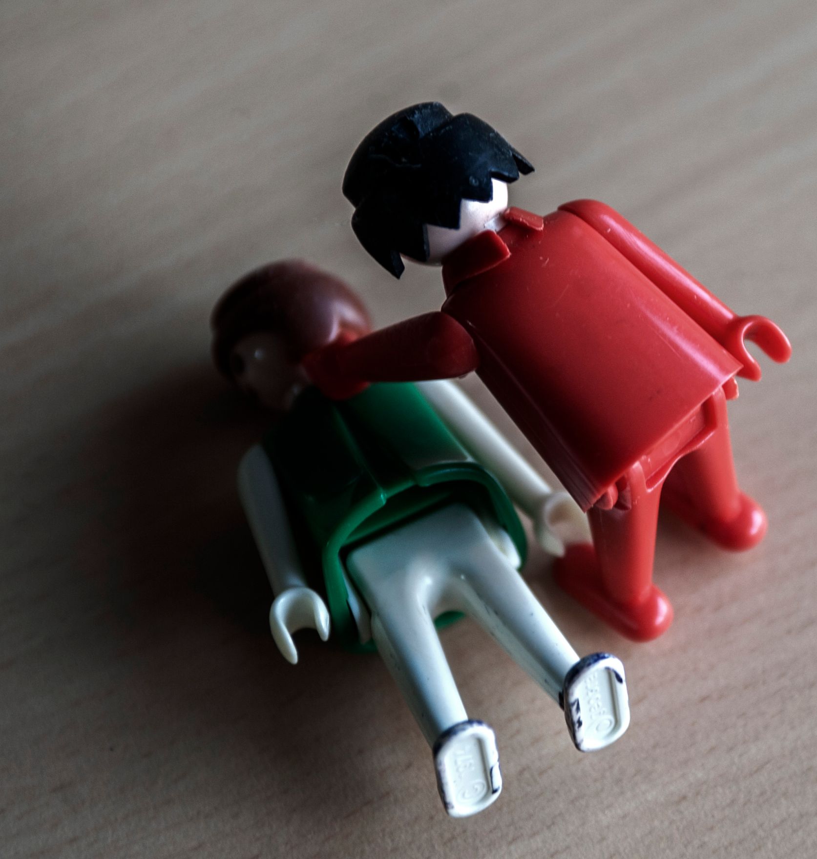 Gewalt an Frauen. Schlagworte: Angst, Fesseln, Frau, Gewalt, Mann, Menschen, Puppen, schlagen