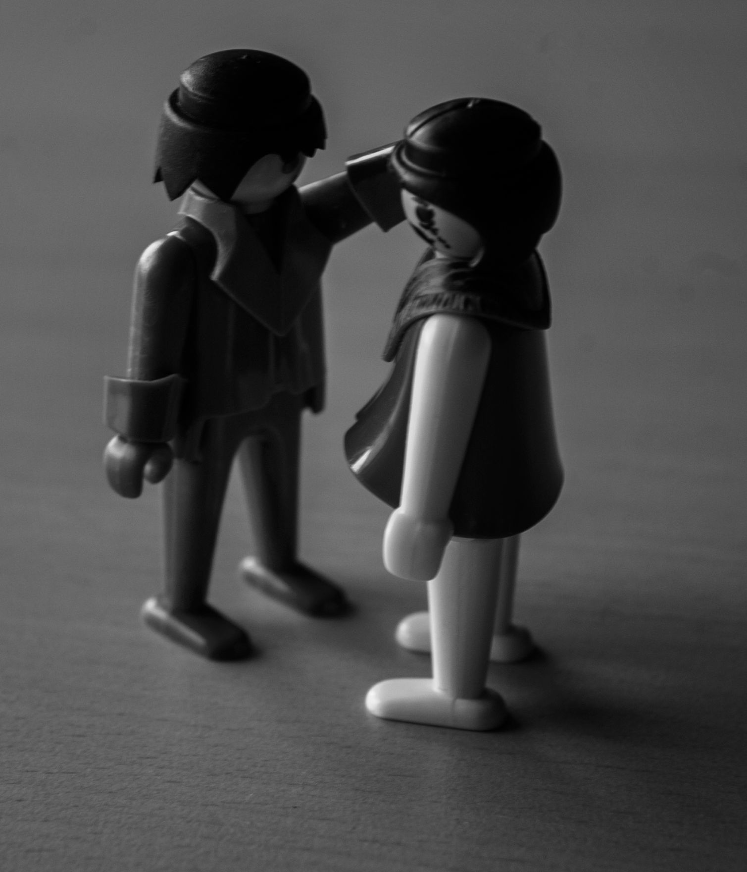 Gewalt an Frauen. Schlagworte: Angst, Fesseln, Frau, Gewalt, Mann, Menschen, Puppen, schlagen