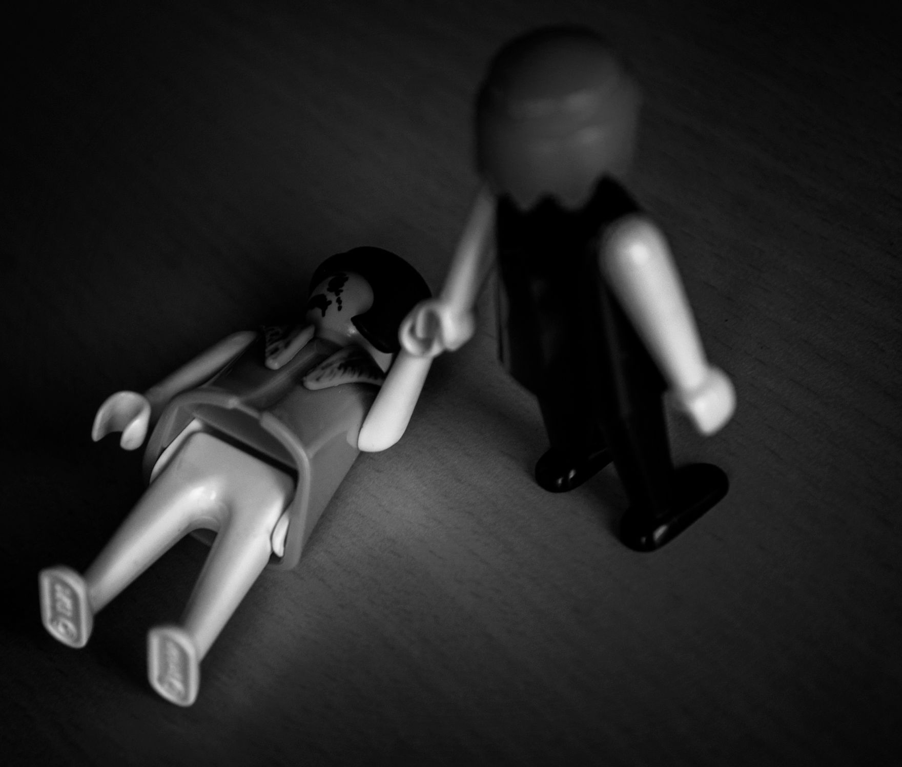 Gewalt an Frauen. Schlagworte: Angst, Fesseln, Frau, Gewalt, Mann, Menschen, Puppen