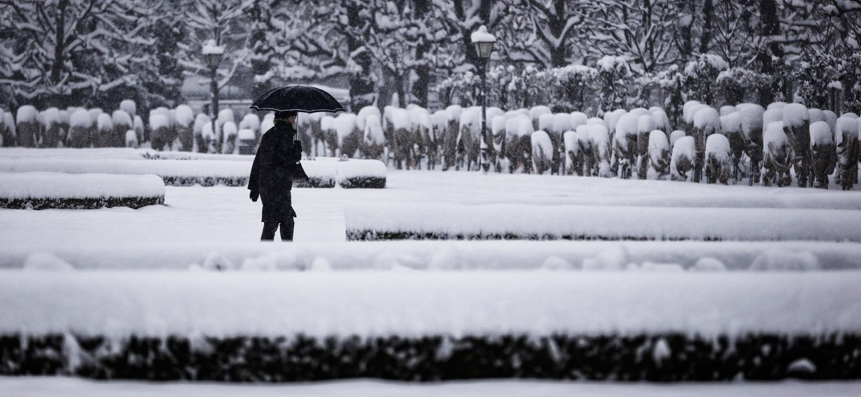 Eine winterliche Aufnahme des Volksgartens. Schlagworte: Mensch, Natur, Regenschirm, Schnee, Stadtlandschaft, Winter
